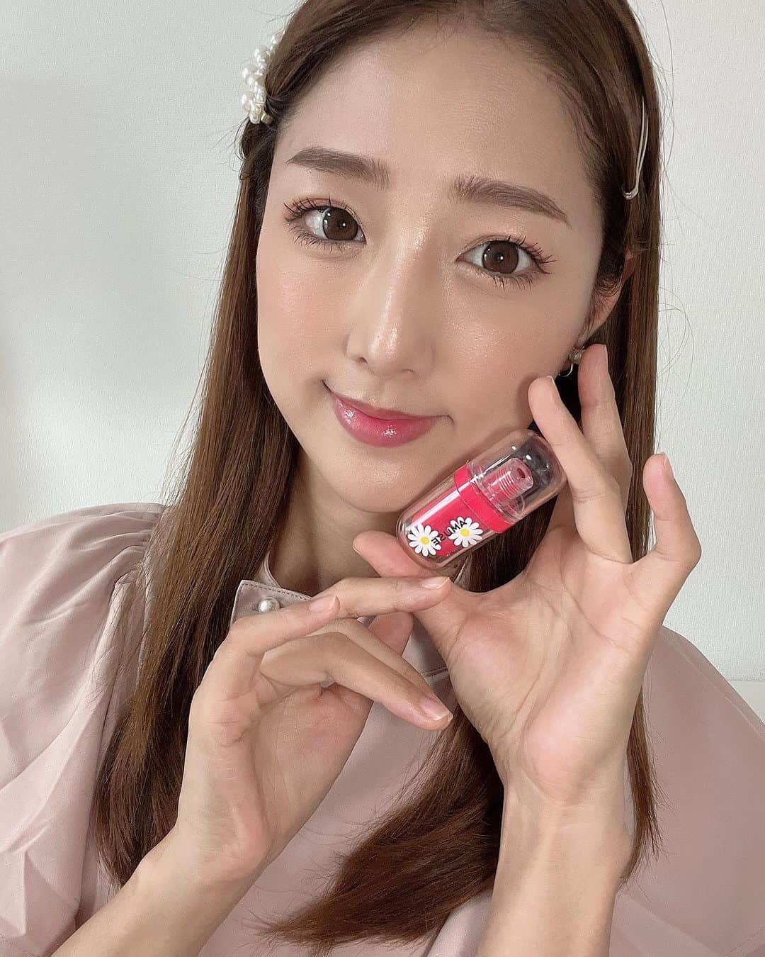 のインスタグラム：「わたしの大好きなQoo10で20%メガポキャンペーンが始まりました🥰  期間中購入金額の20%が後日ポイントとして戻ってくるよ✨  気になる方に向けて、わたしのおすすめを３つ紹介します😎  ②AMUSE：ジェルフィットティント 日本限定色 「東京チェリー」　  写真で塗ってる色なんだけど、一見ブルベ向けかな？と思ったんだけど、1stイエベ春のわたしにもしっくりきた！ウォニョンみたいな「かわいい系」になれるティントでした💄✨  ②Dr.G：レッドBCスージングクリーム   気になってたこちらのクリームは、ベタベタしたくないけど保湿はしっかりしたい！という方にオススメ🌸 もっちり潤ってる感じがめっちゃよい🥹✨  ③ナンバーズイン　ノーファンデ陶器肌トーンアップクッション  これびっくりしたのが説明のところに「40℃のサウナに20分間×2回入っても最初のメイクからあまり変化がない」って書いてあって！  クッションファンデではなくて、トーンアップクッションなんだけど、カバーもできるし、厚塗り感がなくて肌に負担がなさそうだから、デイリー使いに良さそうだったよ💓  他にもアヌアの鎮静アンプルも安定の良さだし色々おすすめありますので是非qoo10みてみてね✨  #Qoo10MegaKit #Qoo10 #メガポ #PR」