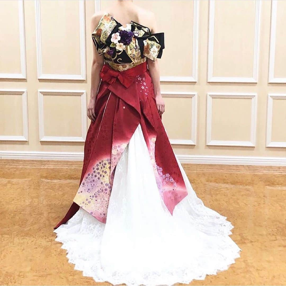 Choole 業界初、オンライン結婚式準備サービスさんのインスタグラム写真 - (Choole 業界初、オンライン結婚式準備サービスInstagram)「【#振りドレ】 こんばんは！トキハナ編集部です✨  今回は和洋折衷最強タッグ！『振りドレ』をご紹介！👗👘 - - - - - - - -  Photo by @yamano.kyoto  - - - - - - - --   ——————————————————  ⚜️トキハナInstagramとは？  ・結婚式準備に役立つ情報を毎日投稿♡  ・まだ結婚式場が決まっていない花嫁さまへ🌸  ドレス試着・パーソナルカラー診断イベント  定期開催中👗🌈   ・お見逃しのないよう  @tokihana_weddingからフォローください✨   ⚜️トキハナって？   LINEで式場探し使いやすさNo.1✨  『結婚式場見学予約サイト👰🏻‍♀️』    🕊トキハナの特徴🕊   ・持ち込みOKの式場掲載数No.1(自社調べ)👑  ・即決不要で、最大割引が貰える💰  ・自分たちの費用が見学前にわかるから安心💛  ・LINEでいつでも元プランナーに相談できる💡  ・カンタン診断で好みの式場が見つけられる💖  ・ドレス最大50%オフクーポンもget👗  登録はID検索orQRコードから▼   ID:@608xvfyd  —————————————————   #ウエディングドレス #カラードレス #ドレス #ドレス試着 #ドレス迷子 #ドレス探し  #結婚式 #結婚式準備 #プレ花嫁 #卒花嫁 #オシャレ花嫁  #花嫁  #花嫁美容  #結婚報告 ＃トキハナ」10月1日 20時57分 - tokihana_wedding