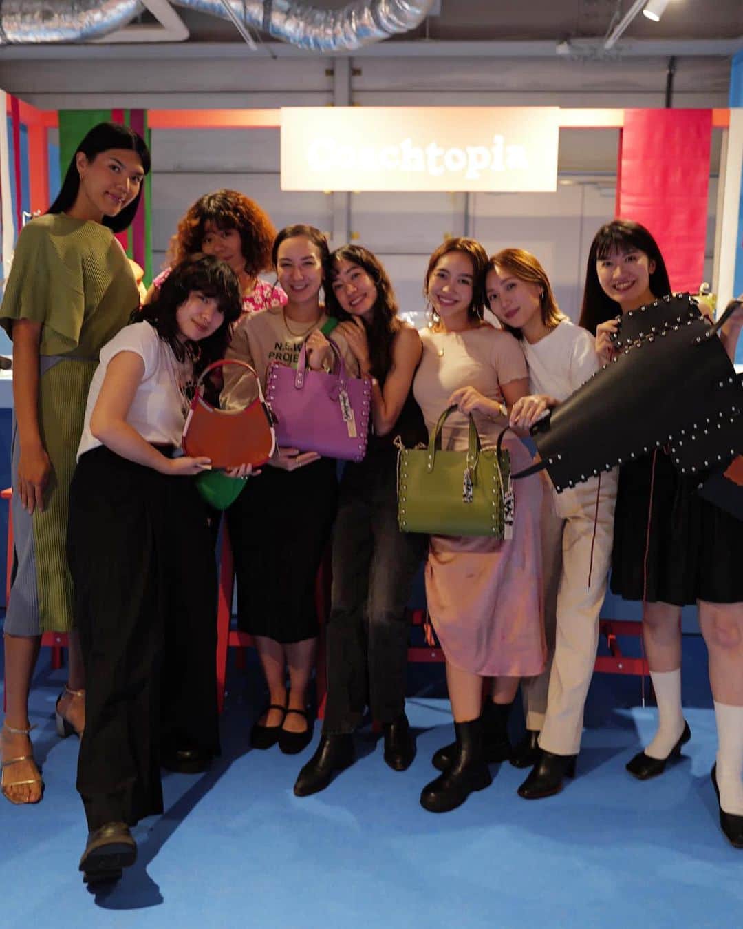 ベイカー恵利沙さんのインスタグラム写真 - (ベイカー恵利沙Instagram)「@coachtopia  日本でいよいよローンチ💖 今現在世界で一番大きなポップアップが、 10/22までMICO神宮前で開催されます😌  ブランドの理念に共感し、 4月からコミュニティメンバーとして参加しているコーチトピア  循環型の社会を目指し、ファッションの在り方を根本的に変えることをミッションとした、 コーチのサブブランド すでに存在する素材のみを使用するということにはじまり、 あらゆる過程で廃棄を出さず、 ずっと循環させることを目指しています♻️🌏  たとえば、 従来のカバンのつくり方では、 素材が複数混ざっていてリサイクルが出来なかったり、 構造上修理をするのにとても時間がかかったり、 一度つくったものをリサイクル/リユースすることが難しいのが現状です。  コーチトピアは、 リサイクル/リユースすることをはじめから考えて、バッグをデザインしています そのため、一度長く愛されたカバンも、 修理がしやすかったり、または別のアイテムとして生まれ変わらせることが出来ます🦋 これってかなり画期的  リサイクル素材を使用するブランドは増えてきたけど(もちろんそれも大きな一歩だけど)、 そのアイテムが誰にも使われなくなったときにはやっぱりゴミになってしまう だからはじめから循環型に変える、 抜本的なシステムチェンジを目指しています。🌏  私が特に素敵だと感じるのは、 そのチャレンジのなかでしか生まれない新しい価値が誕生しているということ🦋 すでにある素材からデザインをするというのは、 デザインしてからそれに合う素材を探すという従来の方法とは全く逆の発想 長さが中途半端に余ったジッパーを並べたバッグとか、 どうにも使えないサイズに余ってしまったレザーの破片を溶かしてつくるマーブル模様とか、 デザインが先に来る製作方法では思いつかなかったであろう素敵なデザインがたくさんあって、 そこに惹きつけられた人が集まって また循環は広がっていく✴️ デザインもサスティナビリティも一切妥協しない姿勢が本当に頼もしい  アイテムそれぞれにトレースタグが付いていて、 そのアイテムが自分の手に渡るまで、 どう人に愛されてきたのか、何度リペアされたのか、 アイテムの一生を見られることも、 その歴史ごと愛せるのが嬉しい  NYから来ていたディレクターJuneの話の中で印象的だったのは、 はじめから完璧じゃなくてもチャレンジをして、 トライアンドエラーしている姿をも、 みんなと一緒にシェアして前進していきたいと話していたこと。 サスティナビリティに本気で向き合おうとするほど、 "完璧"な姿なんてないと実感し、そして"完璧"に出来ないならトライすることすら出来ない(もしくはしてはいけないのでは)、という気持ちになってしまうことがある。 それは個人の行動変容であってもそう。 でも、それでは何も変わらない  社会の大きな変革が必要ないま、 みんなが間違いや失敗にも寛容で、 トライをして、失敗しながらも良い形を目指していくという空気に一緒にしていくことは、 どのようなフィールドでも必要なことだと思う🪼😌  このコーチトピアの壮大なジャーニーにこれからも関わっていくこと、 この変化がより大きな波をつくっていくことを信じて、そして願っています🦋 みなさまも一緒にこのジャーニーにjoinしてくれたら嬉しいです💖 学びも多く、楽しくてキュートなポップアップ、是非遊びに行ってみてください😉  (わたしの心から尊敬する、 日本の気候ムーブメントの最前線にいるみなさまが一同に集まる姿を見られるという、 本当に胸が熱くなる日でした🥹 ずっと会いたかったみなさまに会えて本当に本当に嬉しかった、そしてこれからも出来ることしっかり頑張っていこうって思えた夜🦋💖)  1枚目と8枚目はえりさんカメラ📸 @e_r_i_e_r_i  4枚目はありさちゃんカメラ📸 @alisa_f  素敵な写真嬉しい♡  #coachtopia #コーチトピア」10月1日 20時58分 - bakerelisa