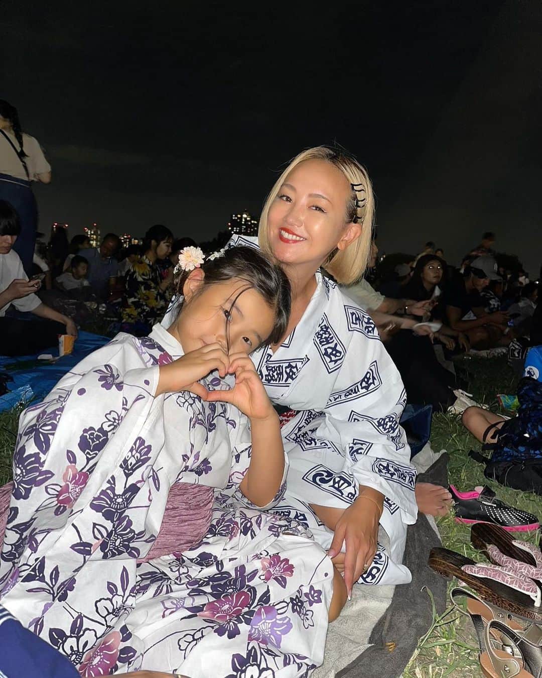 亜弥のインスタグラム：「👘 浴衣着たいね〜🩷🤎🤍から始まったこの日(1人欠席) 北区の花火大会へ🎇 4年ぶりの開催らしくかなり人が溢れていた。 食べ物を買うのにも一苦労w 列が長すぎて、どの食べ物屋さんに並んでいるか進まないと分からないチャレンジフード🤣結果焼きそばに並んでた✌🏾 相方さん達は車問題でバラバラだし😂 花火大会をなめてたわww 私達はしっかり花火を見れました🫶🏾 月🌕と花火のコラボは素敵でした💓  #花火大会 #今年最初で最後の浴衣  #親子で浴衣」