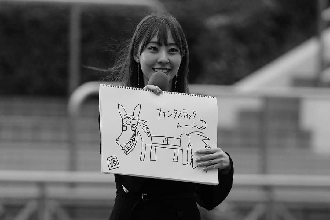 藤江れいなのインスタグラム：「♡ 凱旋門賞！🐎 ◎⑭ファンタスティックムーン🌙 予想は決まりましたか？  特技のイラストをみなさんに 披露出来てご機嫌です🙂  #競馬 #中山競馬場」