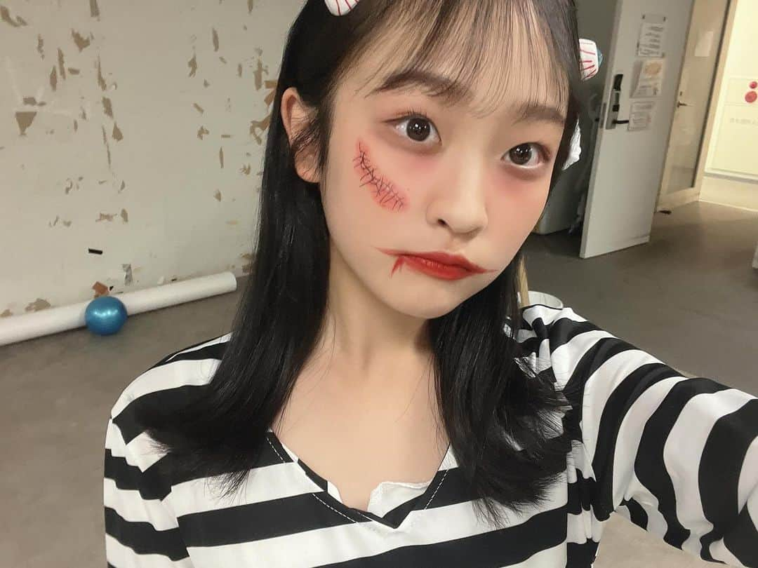 西野心桜のインスタグラム：「10月もよろしくお願いします🎃  もう少しでハロウィン！ 今年はどんなコスプレしようかな～？？🤔  Cuugal 10月号のオフショです！ゾンビメイクしましたー！是非ハロウィンの時にやってみてね🎃   #cuugal  #キューーガル  #モデル  #jc  #jc2  #女子中学生  #09  #ゾンビメイク  #ハロウィン  #仮装  #コスプレ」