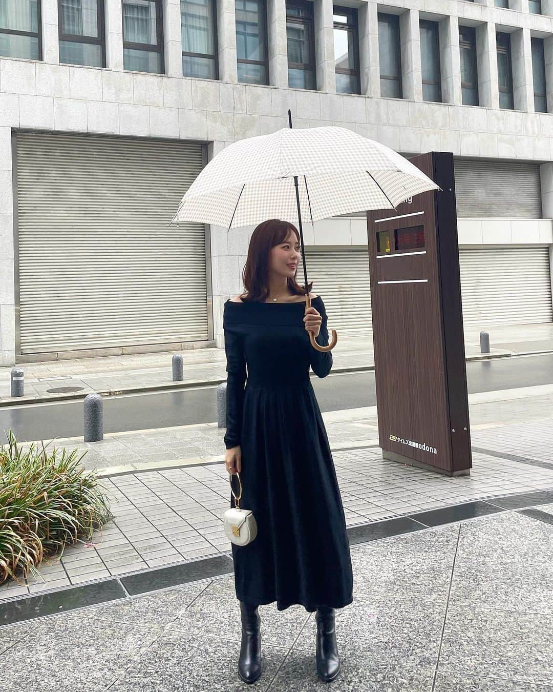 ハンナミのインスタグラム：「今朝ストーリーにupしたら ものすごく沢山質問いただいたので こちらにお返事します♡  10月上旬ごろに発売予定の新作ニットワンピースで ダークブラウン,ブラックの2色展開です!🤎  👢leather long boots #eneu」