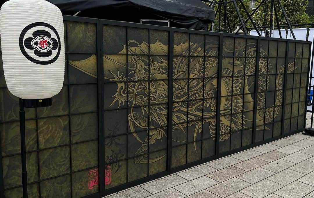 彫師美漸さんのインスタグラム写真 - (彫師美漸Instagram)「『TOKYO CHEMISTRY』 @tokyochemistry_official 日本が誇る歴史的寺院・築地本願寺でのイベント ・ 5.5ｍの特大アート【飛龍と美漸般若】 ・ このような素晴らしいイベントに、刺青彫師(クリエイター部門)として参加させていただけてとても光栄です。 ・ ご協力していただいたスタッフの皆様、Bizenartの仲間、そしてお越しいただいた皆様、本当にありがとうございました。 ・ TOKYO CHEMISTRYロゴデザイン @uking_original ・ 今回着用の着物/デザイン @hikariorimono @bara.h.tattoo 着付け @kimono_drawers ・ @da_shimagram @toshi_hassy ありがとうございましたm(_ _)m ・ #築地本願寺 #TOKYOCHEMISTRY #音楽フェス #アートフェス #和 #刺青 #彫師 #美漸 #彫師美漸 #表参道 #原宿 #原宿タトゥー #タトゥー #東京タトゥー #Bizenarttattoostudio #tokyo #tattoo #art #fashion #bizenart #bizen #문신　#Bizentattoo  #tattooer #tattooist #tattooartist #tattooart #tattoostudio #japanesetattoo」10月1日 21時00分 - bizentattoo