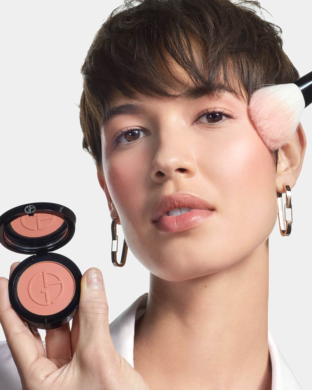 Armani Beautyさんのインスタグラム写真 - (Armani BeautyInstagram)「Just peachy. For a stunning autumn allure, the warm hues of LUMINOUS SILK GLOW BLUSH, EYE TINT, and LIP POWER cohesively combine to create a natural, glowy complexion.  Recreate the look: -LUMINOUS SILK GLOW BLUSH in shade 30 -FLUID SHEER in shade 7 -EYE TINT in shade 26, shimmer finish -EYES TO KILL CLASSICO MASCARA -LIP POWER in shade 303  #Armanibeauty #LuminousSilk #LuminousSilkGlowBlush #EyeTint #ArmaniLipPower #FallMakeup」10月1日 21時00分 - armanibeauty