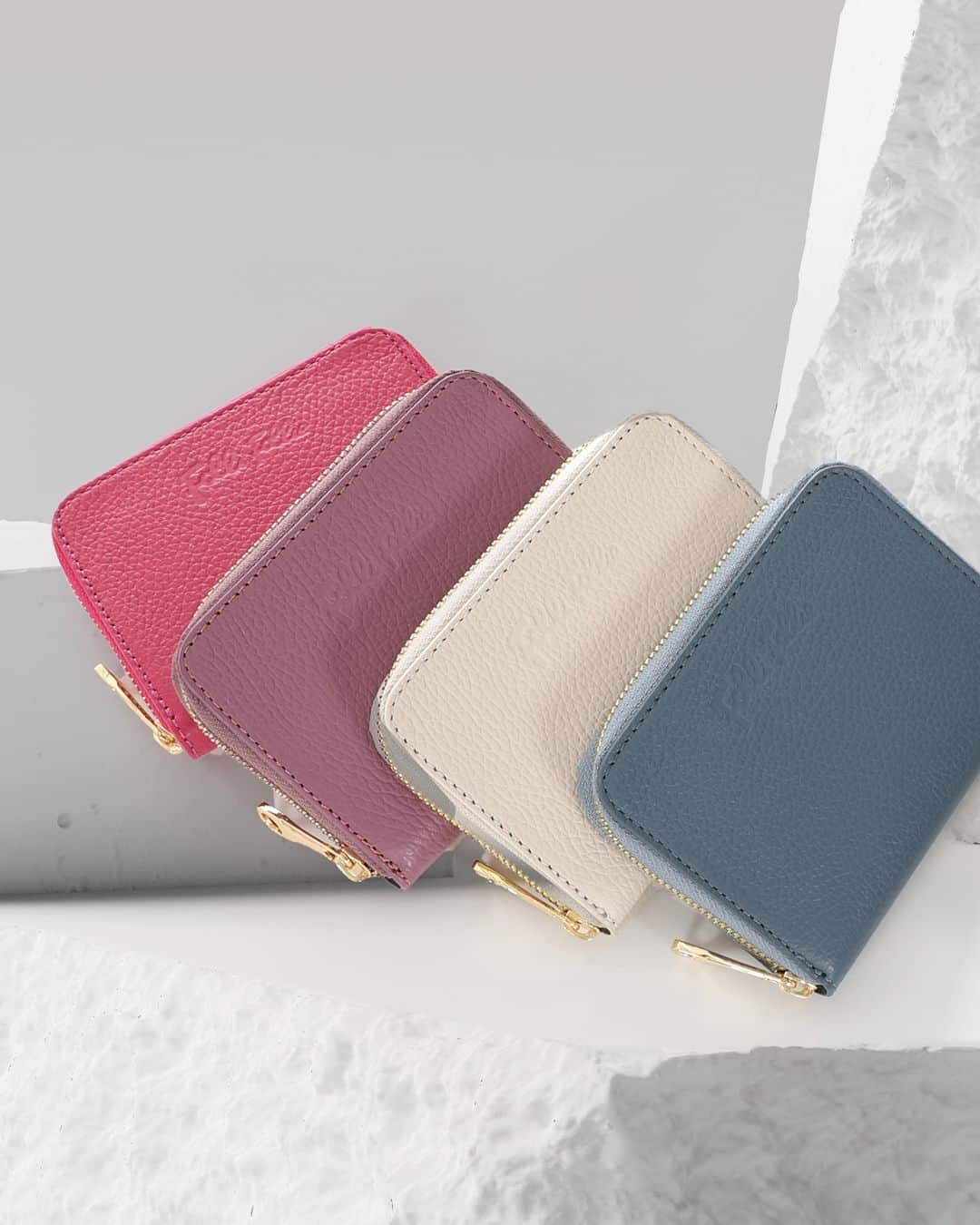 フォリフォリのインスタグラム：「Keeping it organized and classy with a Folli Follie wallet.  Discover the collection online.  #follifollie #myfollifollie #2k23 #inspiration #fashion #style #MiniDiscoveries #wallet #accessoriesofinstagram #accessories」