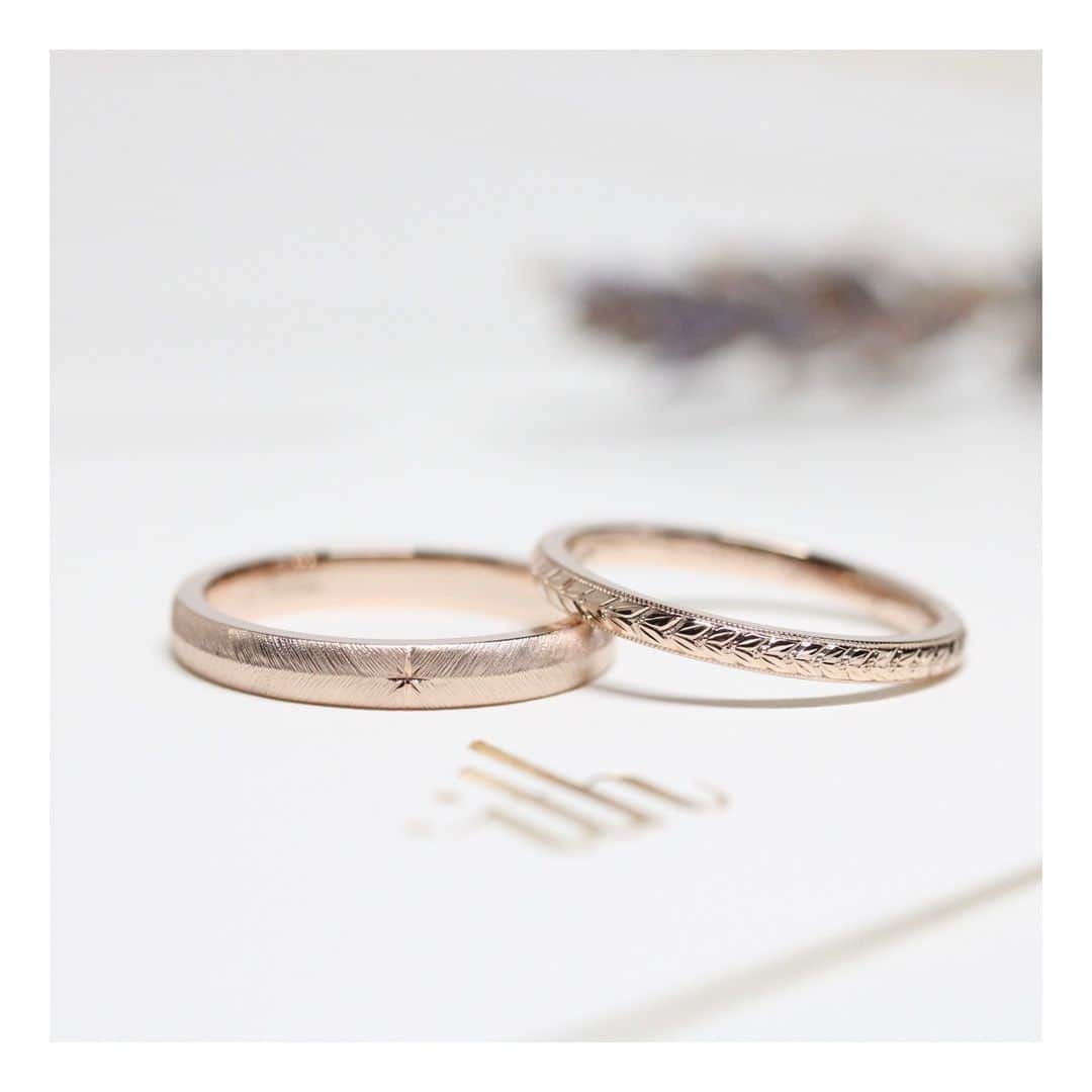 ith / イズ オーダメイド結婚指輪さんのインスタグラム写真 - (ith / イズ オーダメイド結婚指輪Instagram)「空を仰ぐ"羽"とそよ風にゆれる"月桂樹" どちらも自然のモチーフを 彫り模様で表現した結婚指輪です。  柔らかなピンクゴールドによって 一層ぬくもりとお揃い感を。  自然豊かな風景を連想させる、 沖縄ご出身のお二人に ぴったりの組み合わせになりました。  ▽ 指輪について 結婚指輪(男性)：ピウマ K18PG：170,000円〜  結婚指輪(女性)：エルバ K18PG：129,000円〜  お問い合わせコード：24779  ***********************************  ⧉ ith 公式WEB @ith_marriage アカウントTOPへ  ☞ プロフィールURLをタップ  ⧉ 暮らしに寄り添うジュエリー ith online store ☞ @ith_jewelry  ***********************************  #結婚指輪 #マリッジリング #婚約指輪 #エンゲージリング #カスタマイズ #オーダーメイド #手仕事 #職人 #アトリエ #彫り模様 #羽 #月桂樹 #沖縄」10月1日 21時00分 - ith_marriage