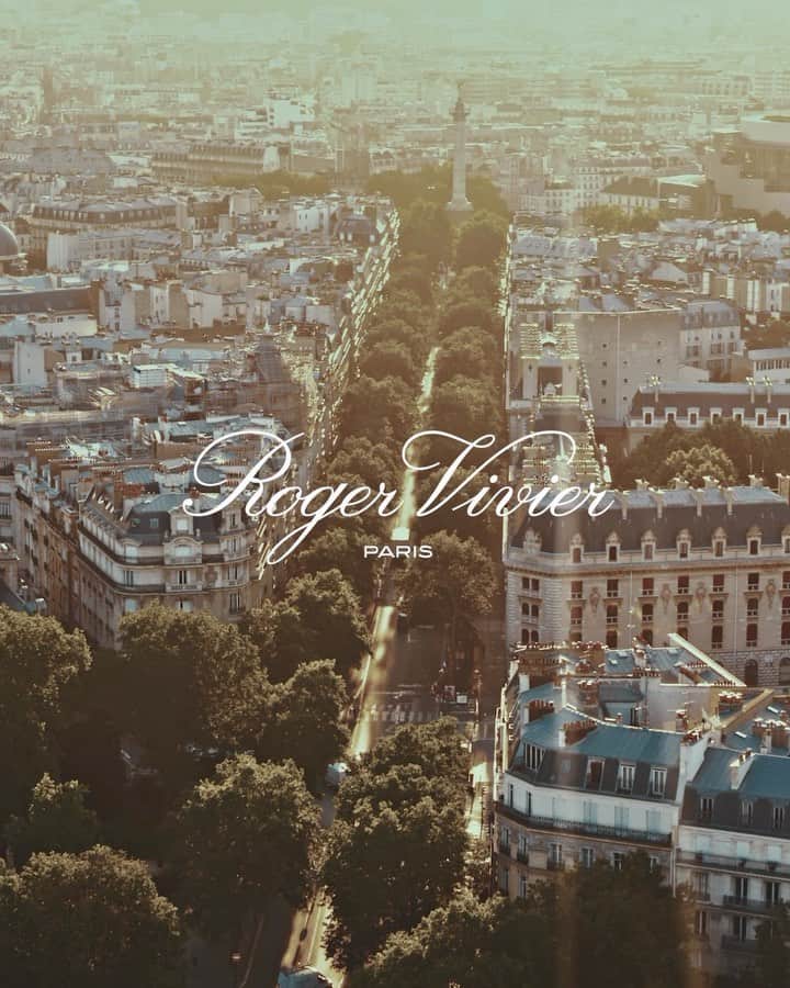 ロジェ・ヴィヴィエのインスタグラム：「The hypnotic moods of Les Éléments Vivier.   #RogerVivierSS24 #RogerVivier #GherardoFelloni」