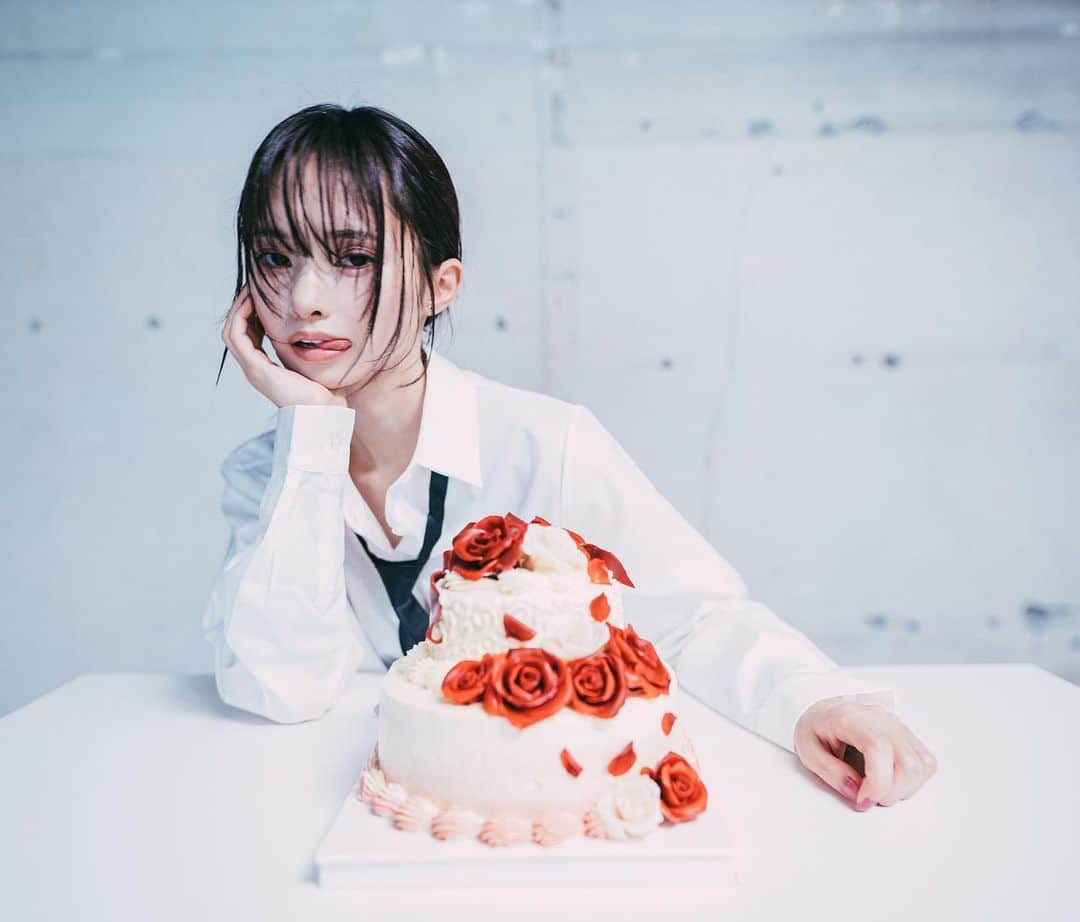 中森千尋のインスタグラム：「そういえば、2×歳になりました！ 投稿するのわすれていた。 事務所にたくさん届いてました。ありがとう！！  愛変わらず わたしの人生のテーマは 愛 です🌹  愛ある世界で生きてく〜 おかしな人はポイッとしちゃおうね」