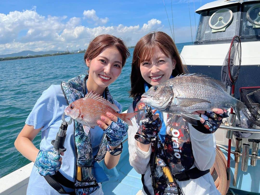 山下七子のインスタグラム：「9月のTrip!北九州ご覧頂けましたか〜？🐟🐟 今回は釣り行こか編ということではなさんと一緒に 初めての釣りに行ってきました🎣  今回お世話になった北九州釣りいこか倶楽部さんは①釣り船の手配②釣り具レンタル③釣った魚でお食事が全て入った素敵なプランがあるんです✨✨ @tsuri.ikoka   そして船の上から北九州の名所を楽しみながら釣りを 楽しめちゃうんですよ〜🚢☀️ やっとの思いで釣ったお魚はやっぱり美味しすぎましたし新鮮さが全然違いました！😳  はなさんと一緒にロケをさせて頂くようになって 半年間が経ちました🌱 最初は仲良くなれるかな?なんて心配していましたが ロケをするたびにどこか似ている部分が多くてすぐに仲良くなれた気がしています🥰🥰 いつもありがとうございます♡♡  また来月も楽しいロケで 北九州の魅力をお伝えさせて下さい〜👧🏻👧🏻  #アサデス#trip北九州#北九州#北九州観光#ぐるリッチ北九州#福岡お出掛けスポット#お出掛け#釣りいこか倶楽部#釣り#女子旅」