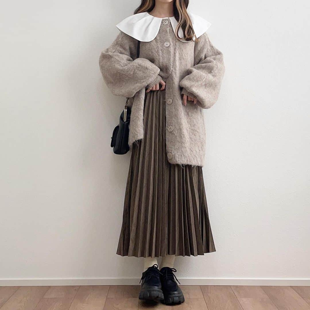 mero*さんのインスタグラム写真 - (mero*Instagram)「秋コートの投稿今年初だ🥺 . . . 今年未だロングコート着てなかったから 着られて嬉しいかわいい🥺🥺 . ダウンベストとセットになってて そっちだけでもコーデ組めるんだけど 今回はコートメインで着ちゃった🥺 . ロングスカートと合わせるの好きだな💭 . ZOZOのお店で1000円クーポン出てる みたいだから良かったら見てみて👀ね👀 . . . @angie_vintage_official #秋コーデ #秋服コーデ  #秋服 #パンツコーデ #デートコーデ #大学生コーデ  #プチプラコーデ #シンプルコーデ #angie #angie_vintage #angie_ootd #ステンカラーコート #秋コート」10月1日 21時09分 - mero_orem_18