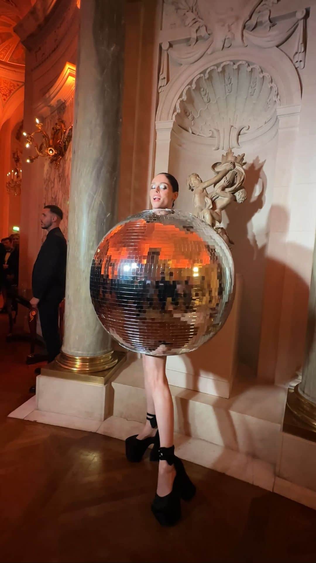 ココ・ロシャのインスタグラム：「Here’s how runway training @meredithduxbury and @sabrinabahsoon for the @christiancowan show in Paris turned into me wearing a disco ball and dancing with @usher at the @bof gala last night!? Yes, we had a ball 🪩」