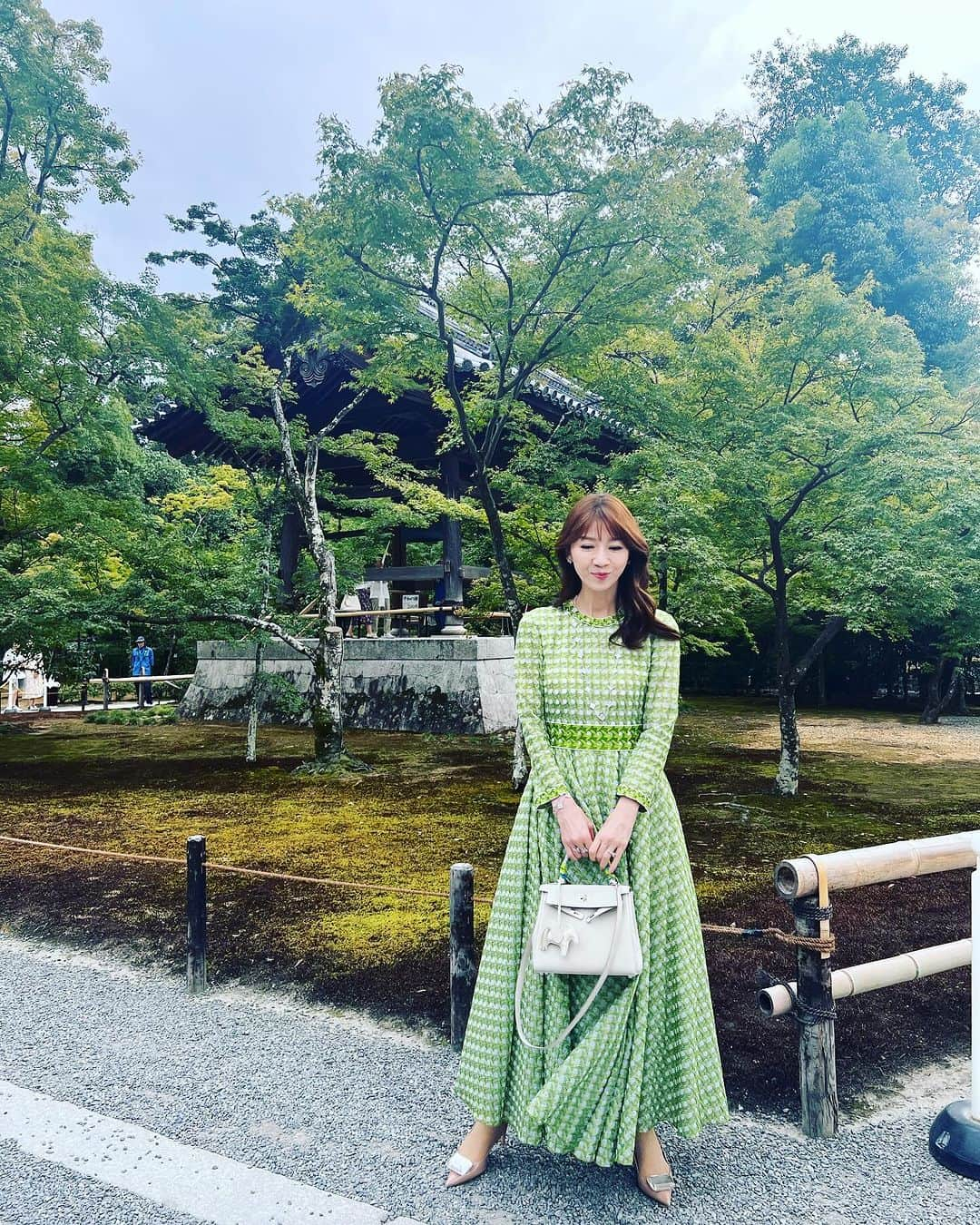 君島十和子のインスタグラム：「2年振りの ✨⚜️金閣寺⚜️✨  壮麗な勢いを感じる佇まい。  室町時代に足利義満により建てられた 世界遺産です。 年間およそ500万人の参拝者なんだそう…(👉🏻最後の動画で)  前回来た時は 38℃の溶けてしまいそうな🥵 暑さだったせいか、 他の観光客がだーれも居なくて、 しーーんとして怖いくらいだった🫢 今回は、参道がびっしり 90%以上が海外からのお客様で昨日から激増だそうです！(タクシーのドライバーさん談)  #京都旅行  #金閣寺 #そうだ京都行こう  #リフレッシュ #紅葉にはまだ早い #君島十和子 #ftcbeauty #アラ還十和子」