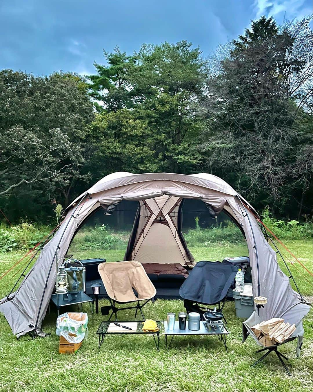 さいとうなるさんのインスタグラム写真 - (さいとうなるInstagram)「🏕️  週末は那須に行き1ヶ月ぶりのcamp🛻  今回は新調したitemが多いのですが 中でもこの @quickcamp.jp の ドームテントはお気に入り📝🪙  今の時期は1年の中で 1番キャンプに適した季節なんじゃ無いか と思うぐらい、過ごしやすかったです🛏️🌝  (あまりに楽しみすぎて 写真を撮るのすっかり忘れてました🥲笑)  最後の写真は🐈の伸びた足☺️♡笑  . . .  #ootd#日々#シンプル#シンプルコーデ#メンズライク #夏コーデ#サムオム#somomandco#サムオムアンドコー#シティーポップ#シティボーイ #シティポップ#ストリートシック#ストリートコーデ #ストリート#アウトドアファッション#popey#ポパイ#cityboy#citystyle#camp#camping#ドームテント#クイックキャンプ#サロモン#salomon#salomonxt6」10月1日 21時05分 - naru060708