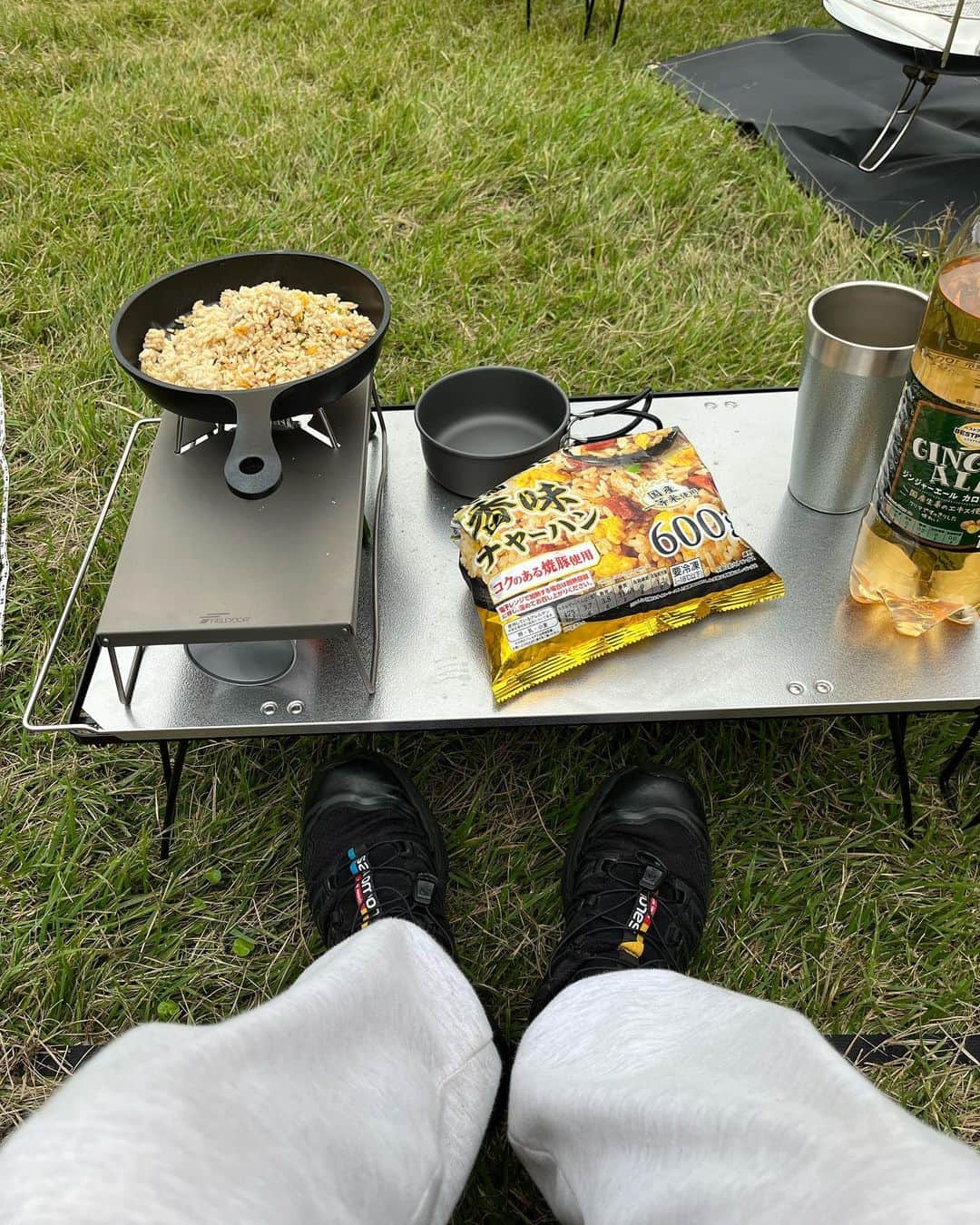 のインスタグラム：「🏕️  週末は那須に行き1ヶ月ぶりのcamp🛻  今回は新調したitemが多いのですが 中でもこの @quickcamp.jp の ドームテントはお気に入り📝🪙  今の時期は1年の中で 1番キャンプに適した季節なんじゃ無いか と思うぐらい、過ごしやすかったです🛏️🌝  (あまりに楽しみすぎて 写真を撮るのすっかり忘れてました🥲笑)  最後の写真は🐈の伸びた足☺️♡笑  . . .  #ootd#日々#シンプル#シンプルコーデ#メンズライク #夏コーデ#サムオム#somomandco#サムオムアンドコー#シティーポップ#シティボーイ #シティポップ#ストリートシック#ストリートコーデ #ストリート#アウトドアファッション#popey#ポパイ#cityboy#citystyle#camp#camping#ドームテント#クイックキャンプ#サロモン#salomon#salomonxt6」