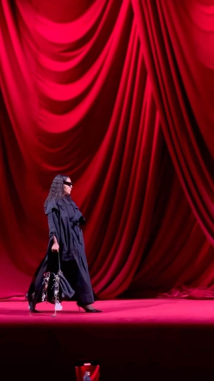 のインスタグラム：「Así ha sido el desfile de inspiración ‘boudoir’ de @balenciaga para primavera/verano 2024, con @isabelle.huppert y @emrata entre sus asistentes.」