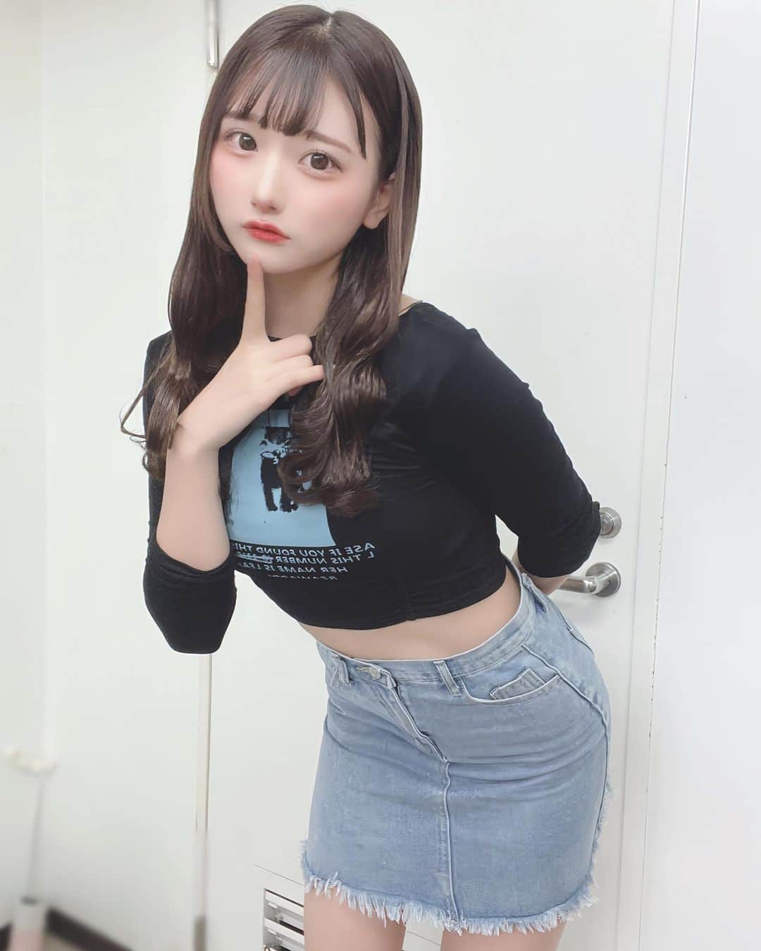 のインスタグラム：「🫶🏻🫶🏻 ．  おなかちらコーデだよ( ՞. ̫.՞) ．  #japaneseidol #japanesegirl #idol #instagood #instalike #selca #followforfollowback #selfie #today #ootd #dailylook #instafashion #followme #デニムコーデ #makeup #今日のコーデ  #アイドル  #アイドルメイク  #ミニスカート  #秋コーデ #いいね返し #自撮り #自撮り女子 #自撮り界隈 #推してください #シンプルコーデ #デニムスカート #ラフコーデ #ウェーブ巻き」