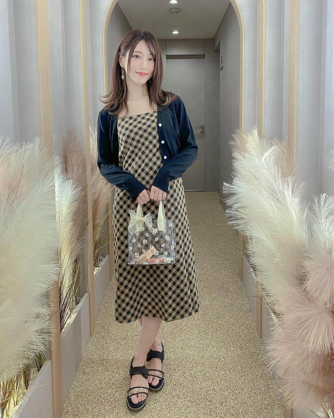 きいたんのインスタグラム：「🌼🌼 ⁡ ⁡ #sheinコーデ 🤎🖤 このバッグ🐶のお散歩にちょうど良い大きさで 汚れでも大丈夫やし重宝してる🐶🐾 ⁡ ⁡ Bag❥ 10031511 Dress❥  5907662 ⁡ お得なクーポンコード☞HallowsJP24 1～5,999円まで15%📴6,000円以上は20%📴 利用期限は11月末日まで ⁡ 😈限定SALE開催中😈 今年のハロウィンパーティーは#SHEINhalloweenparty で決まり👻 #SHEINforAll #loveshein #ad @shein_japan @sheinofficial」