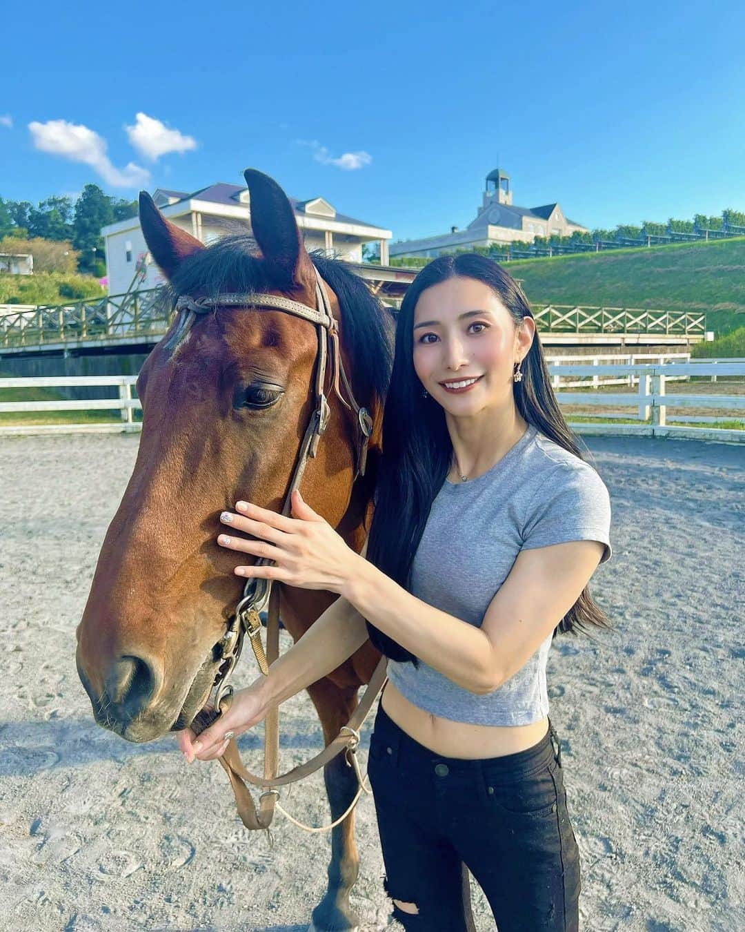 青山千夏のインスタグラム：「乗馬体験楽しかった〜🏇✨ お馬さんお利口で可愛い🥺♥️ 次は外周もしたいな〜🫶🏻  #中伊豆 #中伊豆ワイナリー  #乗馬 #乗馬体験  #グランピング #女子旅  #nakaizuwinery  #horseriding  #glamping  #travelgram」