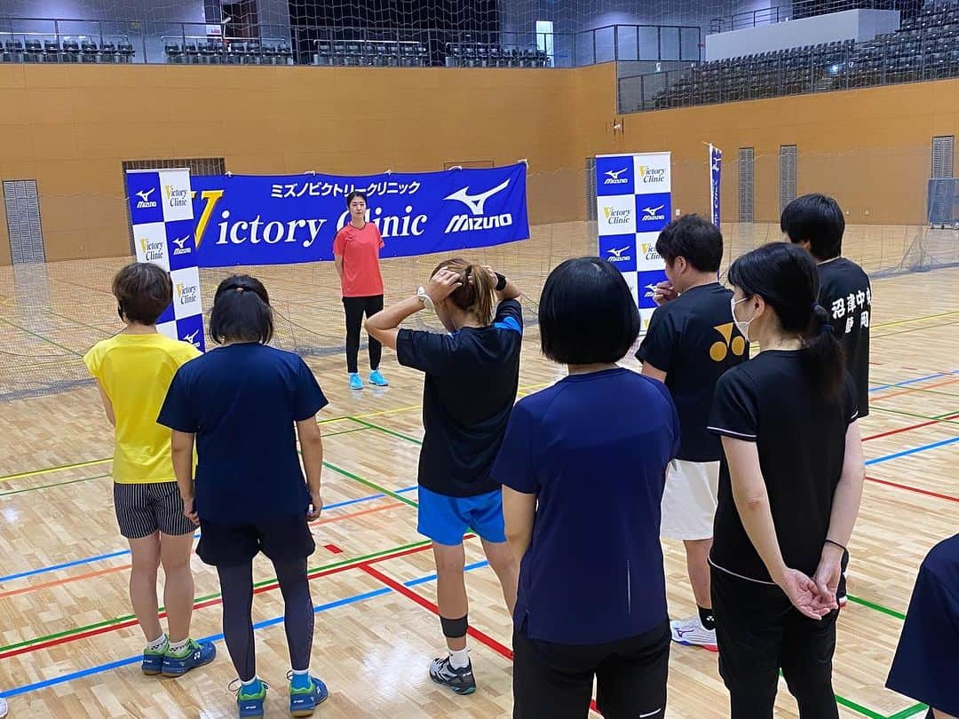 栗原文音さんのインスタグラム写真 - (栗原文音Instagram)「. MIZUNO Victory Clinic in 静岡県沼津市  週末は静岡へ行ってきました🏸 長野や神奈川からも駆けつけてくれた方も😳 感謝感謝です🙇‍♀️  みなさん熱心に取り組んでくれて 私も笑顔いっぱいに😉✌️  久しぶりのクリニックだったので この日のために 前日ジムでトレーニングしたら…🏋️ 全身筋肉痛で大失敗。笑  参加してくださったみなさん ありがとうございました😊  #静岡県 #沼津市 #バドミントンクリニック #講習会 #ミズノビクトリークリニック #mizunovictoryclinic #バドミントン」10月1日 21時12分 - ayane0927