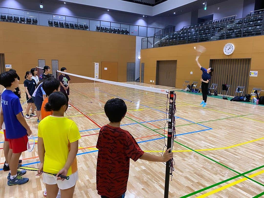 栗原文音さんのインスタグラム写真 - (栗原文音Instagram)「. MIZUNO Victory Clinic in 静岡県沼津市  週末は静岡へ行ってきました🏸 長野や神奈川からも駆けつけてくれた方も😳 感謝感謝です🙇‍♀️  みなさん熱心に取り組んでくれて 私も笑顔いっぱいに😉✌️  久しぶりのクリニックだったので この日のために 前日ジムでトレーニングしたら…🏋️ 全身筋肉痛で大失敗。笑  参加してくださったみなさん ありがとうございました😊  #静岡県 #沼津市 #バドミントンクリニック #講習会 #ミズノビクトリークリニック #mizunovictoryclinic #バドミントン」10月1日 21時12分 - ayane0927