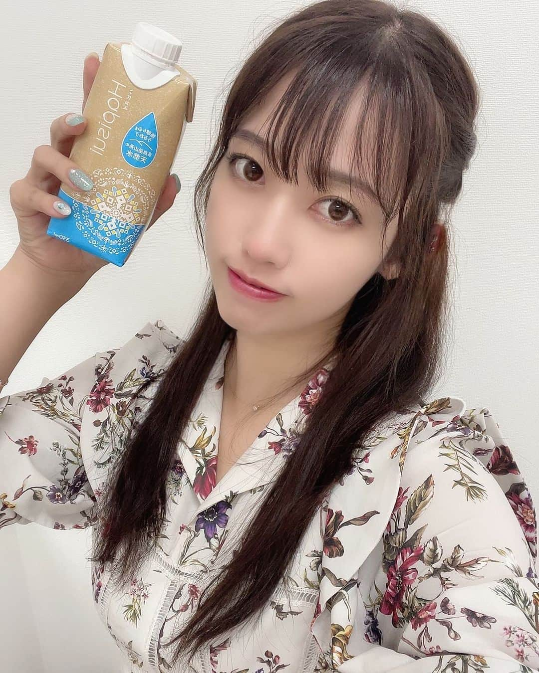 璃乃のインスタグラム：「お水沢山飲むようにしてるよ🩵✨ めちゃくちゃ美味しい☺️ しかも✨  【環境に配慮した4つのポイント】 ①気候変動への負荷が低い紙容器入り国産ナチュラルウォーター ②包材原料にはFSC認証を受けた森林の木材を使用。 ③SDGsに関しては、17のうち14のゴールに貢献 ④商品1本につき1円が、（公益）国土緑化推進機構「みどりの募金」に寄付され、地球温暖化防止に役立っています。  @hak_kikaku #PR #ナチュラルウォーター #脱プラ #サスティナブル #紙容器入りナチュラルウォーター #sdgs #環境保護 #hapisui #美容 #美活」