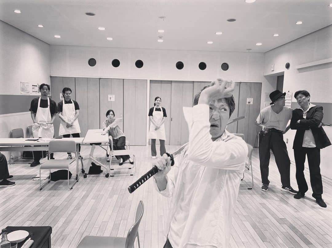 青木伸輔さんのインスタグラム写真 - (青木伸輔Instagram)「稽古後に男優陣で撮影！ 主演の宮本大誠さんの熱量に我々も引っ張られ、稽古場は熱気に包まれています。 #ヤンバルクイナの嘆き #ineasymotion #演劇 #舞台 #稽古場」10月1日 21時13分 - shinsuke.aoki