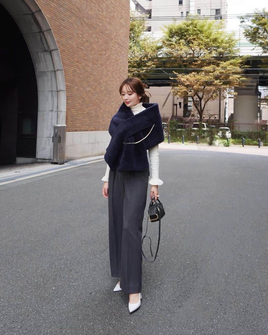 のインスタグラム：「Hankyu Umeda POPUP STORE ⠀ 東京に続いて大阪でのPOPUP STOREがいよいよ10/11(wed)からstartです♡ 伊勢丹先行発売アイテム他、阪急先行アイテム＆限定アイテムや、人気アイテムが店頭に並びます☺️ ⠀ こちらのted stole／navyは阪急梅田限定カラー🫐💙 大人っぽくカジュアルにも使えるnavy. ハートフリルニット＋サスパンコーデで綺麗め大人っぽコーデにしてみました⚡️ サスパンのシルエットも本当に綺麗でスタイルアップ効果がすごいです。🫣 ⠀ POPUPまであと10日♡ あっという間だ🫶🏻 ⠀ 今回も最高のメンバーでshopを盛り上げていきます！ 皆さまのお越しを心よりお待ちしております🎃 @_hyeon_jp  @na.moon.m  @saaariii  @911erika  @m0413___  @chie.1113  @mari__1026  @passo_by.s  ⠀」