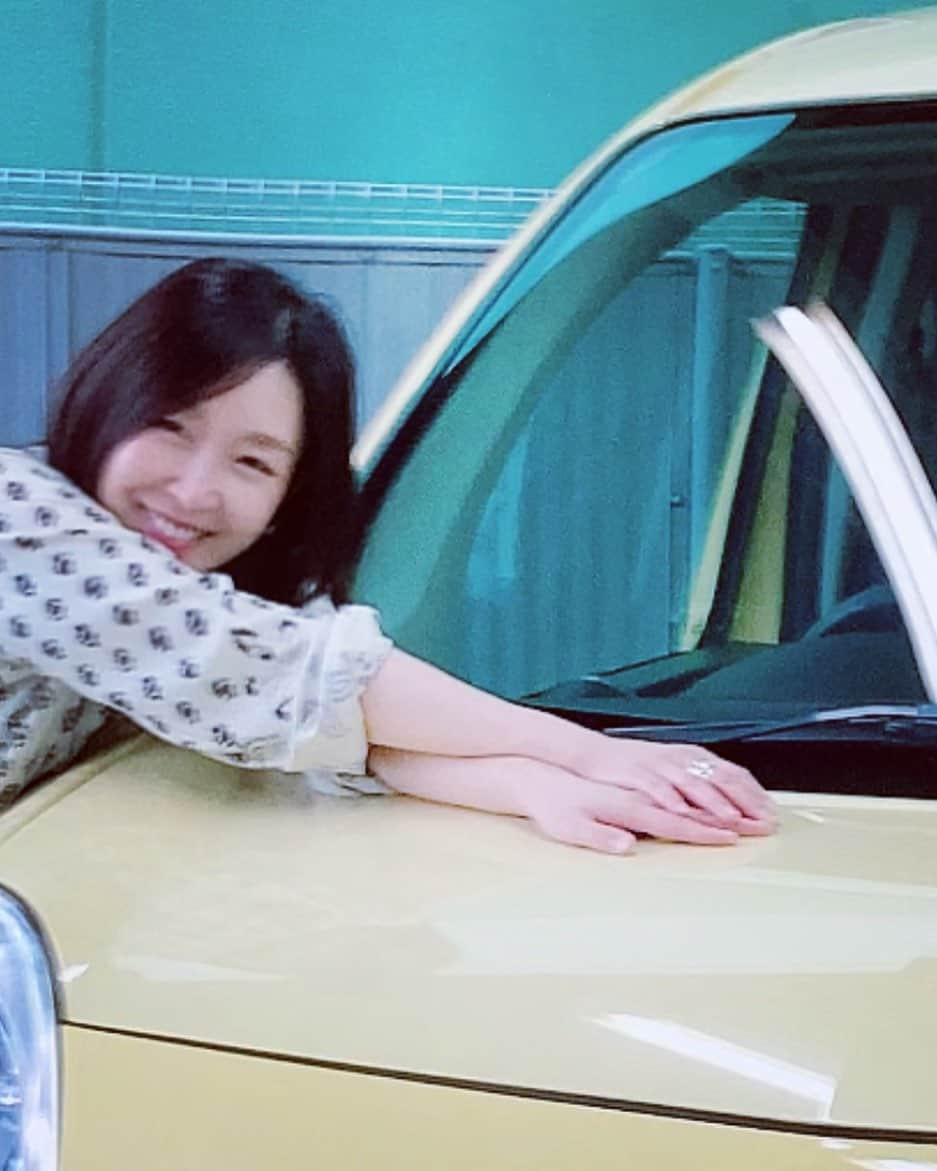 川江美奈子さんのインスタグラム写真 - (川江美奈子Instagram)「• 10年間一緒に過ごした相棒と お別れの日 本当に色んなことがあった 旅はもちろん、毎日のこと、 うれしいこと、かなしいこと 何も言わないけど全部まるごと乗っけて運んでくれた 最近じゃ犬だって一緒に運んでくれたよ ありがとう！！ いつも泣いちゃうんだけど、今回は泣かなかった タマシイが次の相棒に引き継がれたと考えることにしたんだ  おおげさって言わないで😉 クルマを愛するひとはきっと知ってる気持ち  #myonlyyellow」10月1日 21時15分 - minakokawae