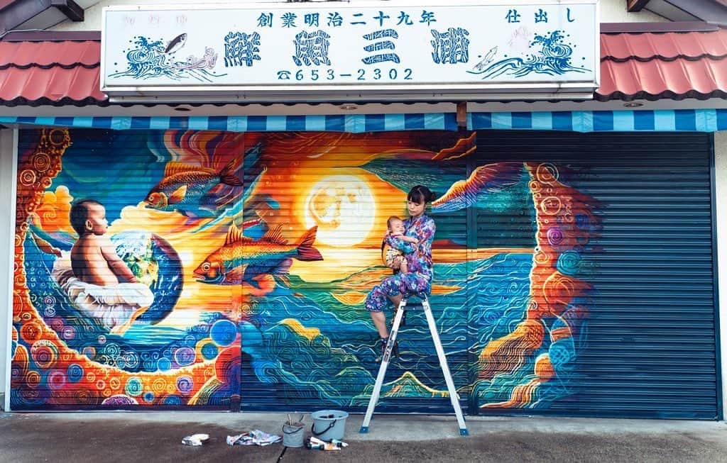 小林舞香さんのインスタグラム写真 - (小林舞香Instagram)「「この絵、母さんが俺が赤ん坊の頃に描いた壁画らしい」  産後2ヶ月で壁画の仕事に戻る決断をしたのは、将来、息子が街中の壁画を指差し、誇らしげに他の誰かに話す未来の姿を思い描いたからでした。  出産して1ヶ月が経った頃、山形県天童市の三浦鮮魚から壁画の依頼をいただきました。内容は「お食い初め」をテーマに赤ちゃんを壁画に描いてほしいというものでした。それを聞いた瞬間、これはまさに私の運命だと感じました。長らく母親としての自分を諦め、画家としてのキャリアに集中していた私にとって、母性が新たなモチベーションに変わるなんて夢にも思っていませんでした。  「街中にアートを」という提案の背後に、私自身の新たな目標が明確になりました。街中の壁画を通じて、息子が胸を張って語る作品を創り出すことが私の熱い願望です。将来、彼が街を歩きながら誰かに話す瞬間を思い描くと、もっと頑張ろうと思えるのです。  私たちがずっと一緒にいられない未来に向けて、アートが街づくりを彩り、人々に感動とふれあいを提供する手助けとなることを願っています。  photo by @hikaru.studio9   #maikamural  #壁画 #壁画師 #mural #muralist #muralpainting #art #illustration #drawing #draw  #acrylicpaint #wallpainting #contemporaryart #contemporarypainting #wallpaint #路地裏 #arts #exhibition #earth #gallery #masterpiece #amsterdam #creative #artwork #acrylic #acrylicpainting  #artworks #絵画 #絵  #modernart @artsy @londonartfair @vanartgallery @themuseumofmodernart @coldplay @artnet @artnewsmag @beautifulbizarremagazine @theguideartists @holbein_art @holbein.my @holbein_korea」10月1日 21時15分 - maikyarian