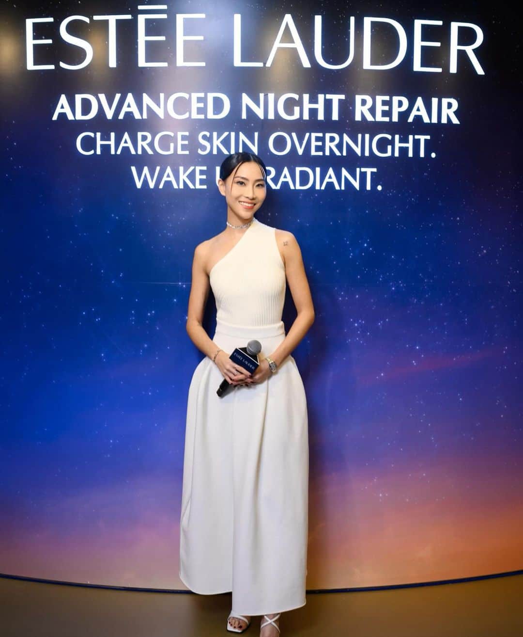 ソニアのインスタグラム：「Getting 8 hours of sleep is something so elusive to me…  So for the secret to radiant & well-rested skin despite our crazy lives, visit Estée Lauder’s Beauty Sleep Lounge pop up at Paragon Atrium 1, now till 10th Oct 2023!   There’s a sleep lounge for you to take a break in, skincare and makeup consultations, DIY keychains and candles workshops, a facial pod that takes just 30min to reset your skin, and so much more for a perfect girlie day out! 🌙   For more details or to try their services, visit: https://esteelaudersg.com/BeautySleepLounge/  @esteelauder_sg #EsteeLauderSG #AdvancedNightRepair #BeautySleepLounge #ChargeSkinOvernight」