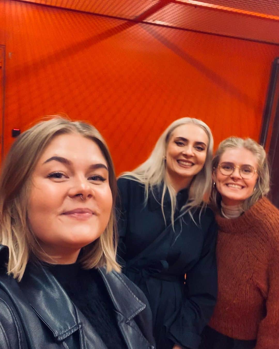 アイヴォール・ポルスドッティルのインスタグラム：「Iceland trip photo dump with my besties ♥️」