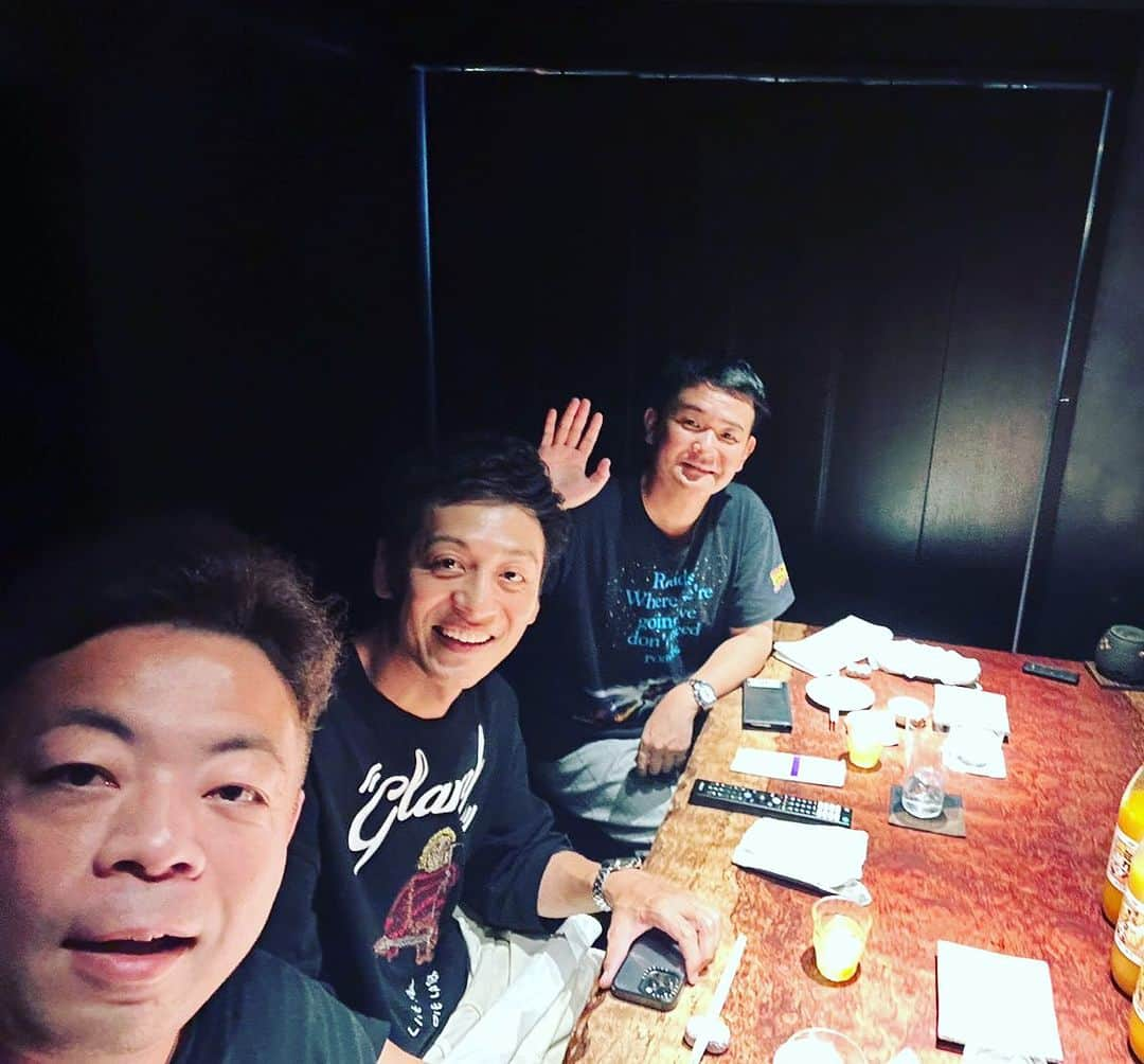 村田秀亮さんのインスタグラム写真 - (村田秀亮Instagram)「昨夜は至極飯をいただきました 息止まるぐらい美味い鮨 ノブさんご馳走様です🙇 baseよしもと時代の合コンスタメンメンバー こんくらいの薄暗い店でした いつも何もならんと顔だけ赤くして帰ってたなー」10月1日 21時20分 - toromurata