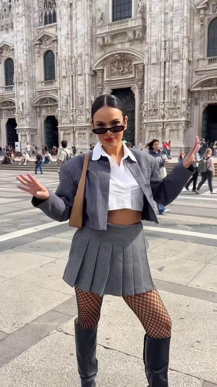 のインスタグラム：「Autumn style tips: skirt, boots and Fishnet Tights!   #calzedonia」