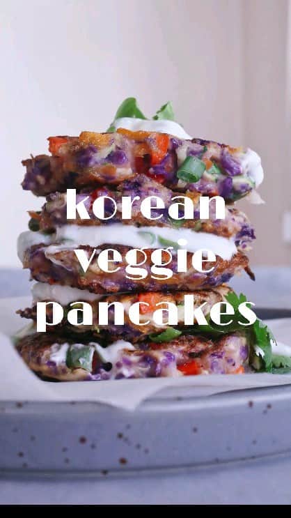 のインスタグラム：「KOREAN VEGGIE PANCAKES 🌈  These colourful little goodies are not only packed with veggies but also have 5g of protein per pancake! 👊🏼  Add them to your main meal or make a whole batch for snacks throughout the week! 😁 Full recipe is FREE on the #freshbodyfitmind app! 🙌🏼 Created by our super talented recipe designer @annielonglife 💚 #proteinpancakes #veganprotein #koreanpancakes  ab❤️x  www.freshbodyfitmind.com/recipes」
