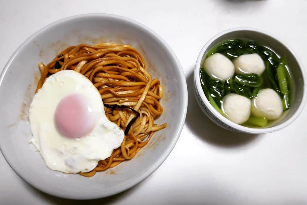 伊藤修子さんのインスタグラム写真 - (伊藤修子Instagram)「先日買ってきた麺をどうしようか考え、ひとまず葱油と醤油で…。このような調理法でよいのか分かりませんが。 だいぶ前に買った冷凍の魚蛋もやっと使いました。 昨日今日と疲れて寝込んでいました。」10月1日 21時21分 - itoshuko