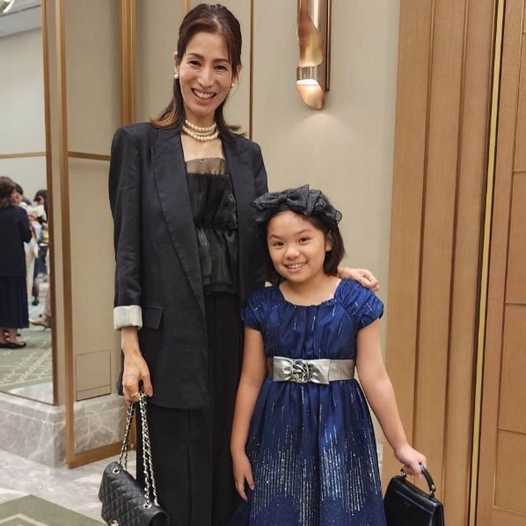 佐藤弥生さんのインスタグラム写真 - (佐藤弥生Instagram)「🥂 昨夜はとっても素敵なパーティーに出席してきました✨ 懐かしい皆んなにも会えて 美しい新婦と素敵な旦那様の暖かいおもてなしに 終始涙🥹 🥩❤︎も見つけた✨ 大きくなったりんちゃんにも、オドロキ🫢でした！ つづく♥️ #weddingparty#おめでとう#♥️」10月1日 21時22分 - yayoyayo_s