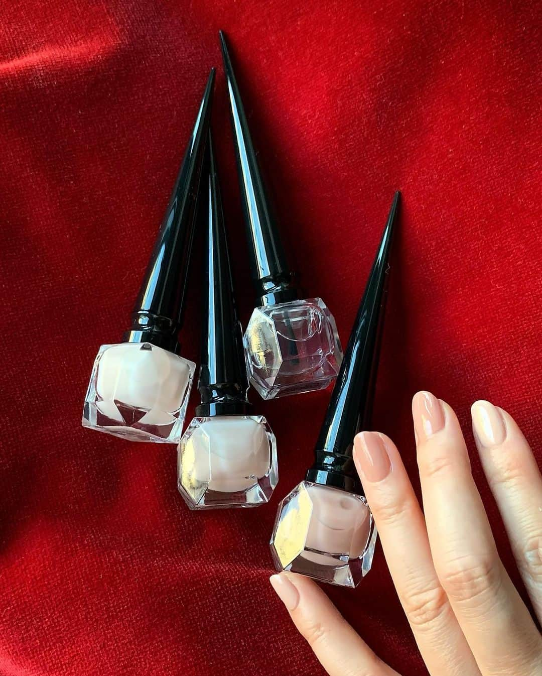 三浦加納子のインスタグラム：「ミニサイズにリニューアルした、クリスチャン ルブタン　@louboutinbeauty のネイルカラー「ララック」  品格が上がるヌードカラーはデイリーにも使いやすく、手を美しく見せてくれます。  ヌーディ系カラーの3色をご紹介！ 382ブラッシュインヌードはスモーキーなピンクベージュで馴染みやすい色味。 900ショーインスノーは3色の中では最もマットでしっかり色づくホワイトベージュ。 331はシアーな塗り心地の洗練された明るいベージュ。  優秀なベースとトップのセット「ララック　ラベース&ルトップコート」もリニューアル！ ラベースは爪を保護しながら栄養を与えてくれるそう。 ルトップは速乾性に優れていて、濡れたような艶が持続します。  カラーも塗っていて乾くのが早いなと感じました。 ララックは、スペックもビジュアルもモチベーションも全ての望みを叶えてくれるのですね！  #christianlouboutin #lalaque #クリスチャンルブタン#ララック　#ネイルカラー　#ネイルポリッシュ　 10月4日発売です。」