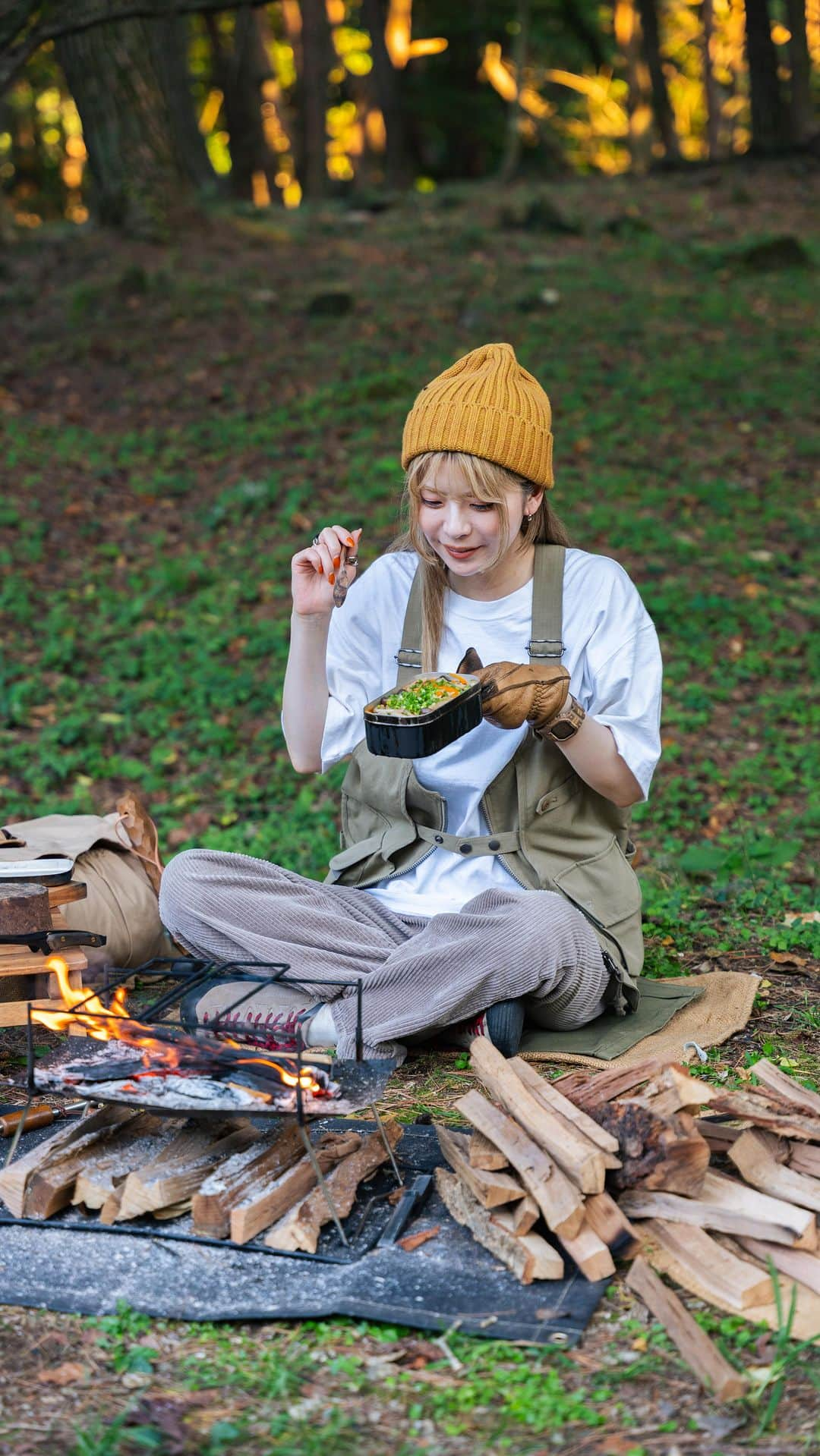 さーやんのインスタグラム：「焼き鳥缶と生姜の炊き込みご飯🫚🍚 　 そのままでも美味しい焼き鳥缶に ピリッと美味しい生姜がアクセントの 炊き込みご飯は間違いない😋 　 炊き立て食べたら熱すぎて顔やばい😇 炊き立ては食べる時は気をつけてくださいw 　 　 ▫️材料 ・焼き鳥缶　　1缶 ・生姜　　　　1/2かけ ・にんじん　　1/4 ・お米　　　　1合 ・水　　　　　180cc ・しめじ　　　適量 ・刻みネギ　　適量 ⭐︎醤油　　　　大さじ1 ⭐︎みりん　　　大さじ1 ⭐︎酒　　　　　大さじ1 　 　 ▫️作り方 ①研いだお米と水をメスティンに入れ 　30分浸水する。 ②生姜とにんじんを細切りにする。 ③ ⭐︎ の調味料を入れ軽く混ぜる。 ④生姜、にんじん、焼き鳥缶も入れ 　軽くほぐす。 ⑤炊飯して10分蒸らし、 　蓋を開け刻みネギをかけたら完成✨ 　 　 ⏬その他レシピはこちらから @___saaayan___  　 　 　 　 #キャンプ #キャンプ飯 #キャンプ料理 #キャンプ飯レシピ #キャンプご飯 #キャンプコーデ #キャンプ女子 #メスティン #メスティン飯 #メスティンレシピ #アウトドア #アウトドア料理 #アウトドア女子 #簡単レシピ #レシピ #料理 #炊き込みご飯 #炊き込みご飯レシピ #camp #camping #camplife #outdoor #outdoorlife #露營 #露營生活 #캠프닉 #캠핑」