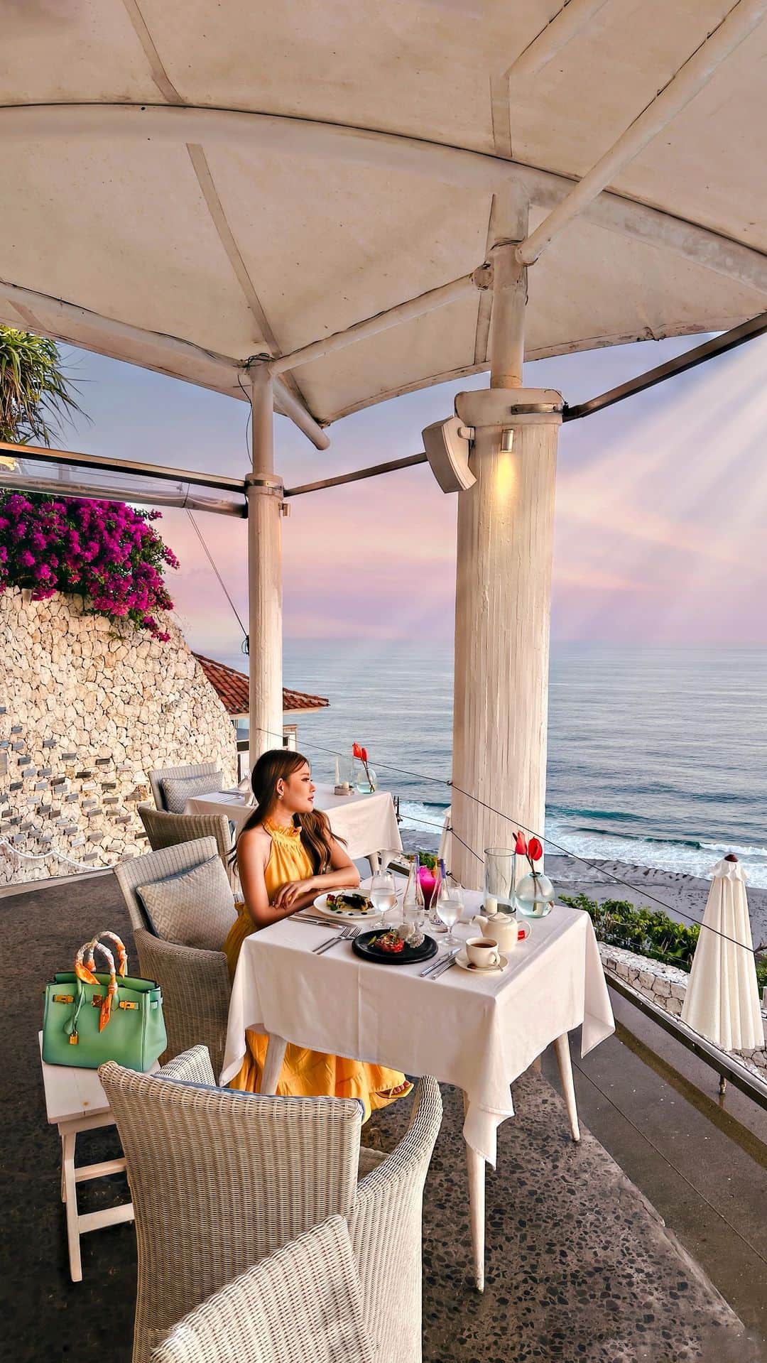 Stella Leeのインスタグラム：「Possibly one of the pretties places to have sunset dinner in Bali, Di Mare from @karma.kandara.bali that offers spectacular dining experience with cliff and ocean view like in Santorini ❤️」