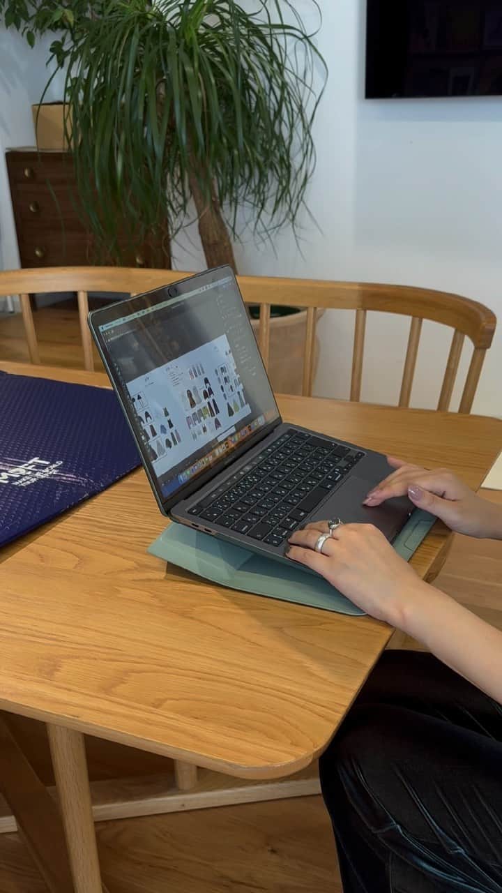 相羽瑠奈のインスタグラム：「MOFT PC CASE 💻  電子機器周りの商品を展開している @moft.japan の多機能キャリーケースを試させてもらいました。PCケースがスタンドにもなるの、嬉しい…！  普段から別のスタンドをよく使っていたのだけど、重たくて持ち歩くのは大変だなあと思っていた時に知った商品 🥹  5cmと7.5cmの2段階の高さに調節できて、パソコンがずり落ちないストッパーもついてる  ヴィーガンレザーの質感も高級感あって、肌触り良くてでも傷がつきにくくて、使い心地いいです◎  私の好きなグリーンが展開されていたので、迷わずこのお色にしました (スモークターコイズ )この色好きすぎて、バッグの中身グリーンだらけ🧤笑  スタイリッシュなデザインで、テイストの好み問わず様々な人にマッチすると思う！他の色や他の商品も魅力的なので、気になる方はぜひご覧になってみてください！  数週間使ってみての感想でした🙆🏻‍♀️ パソコンをよく持ち歩いて使う方にはとってもおすすめです★  #moft #pccase #pr」