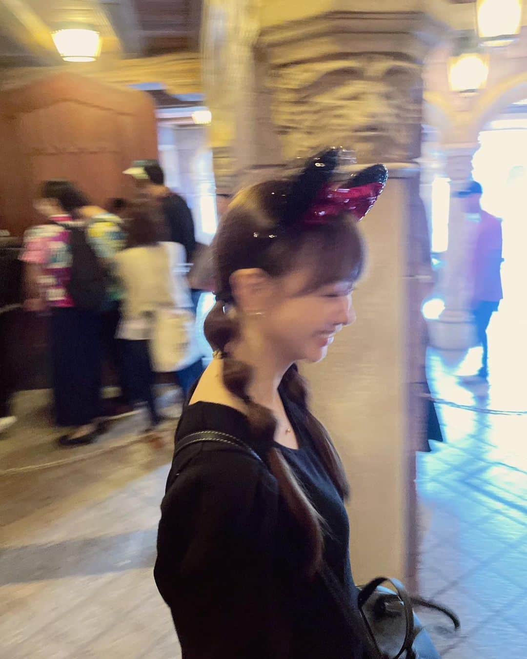 のインスタグラム：「10月もよろしくお願いします🌕✨  写真は9月の頭に行ったディズニーランドでのお写真❤︎"  何枚目がお気に入りかコメントで教えてねっ！！  #ディズニーランド #ディズニーコーデ」