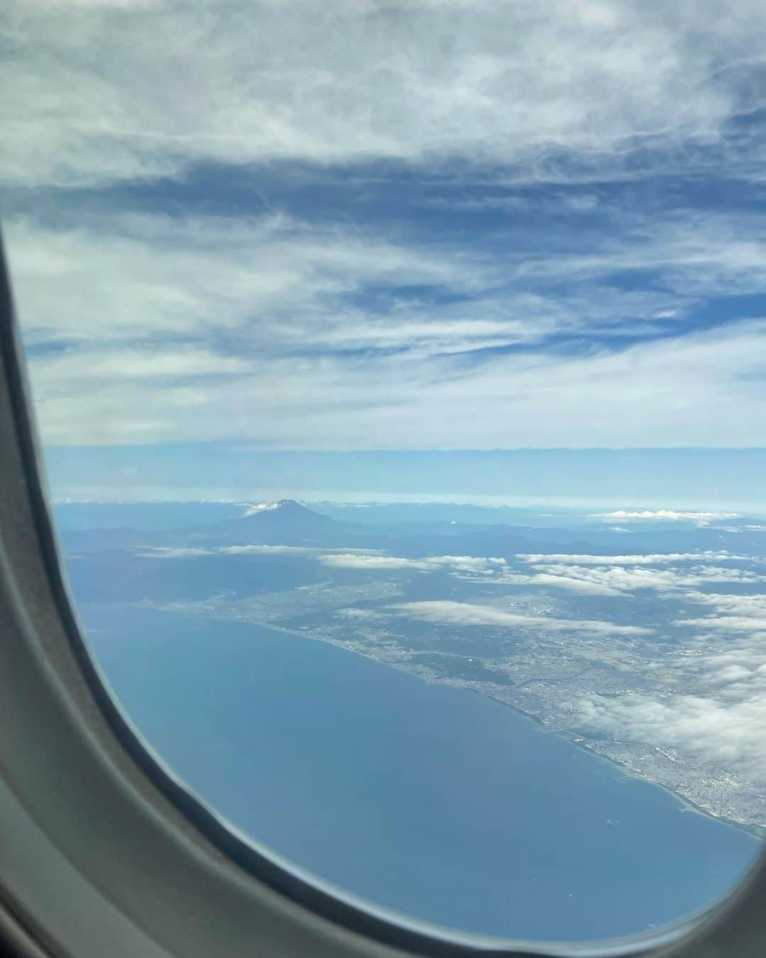 cieltripさんのインスタグラム写真 - (cieltripInstagram)「台湾に戻りました😊  羽田空港第二ターミナルのANAラウンジ。キッズルームも授乳室もあり、子連れには有難い環境でした🥹　  台湾は、中秋節の連休でしたが、日本から戻ったばかりで疲れてるかもしれないし、子供のご機嫌次第ということでノープランの週末。昨日はお天気もいいし、最近子どもが”ふぅ〜”を覚えたので、初めてのロウソク消しができるかもと、ケーキでも食べようとお店に行ってみたらまさかの貸切状態。のんびりできました😋  #全日空 #子連れ旅 #ana #機内食 #飛行機グッズ #空港ラウンジ #キッズミール #時飴 #時飴approprié #台湾スイーツ #千層蛋糕 #ミルクレープ専門店 #信義安和美食」10月1日 21時28分 - cieltrip