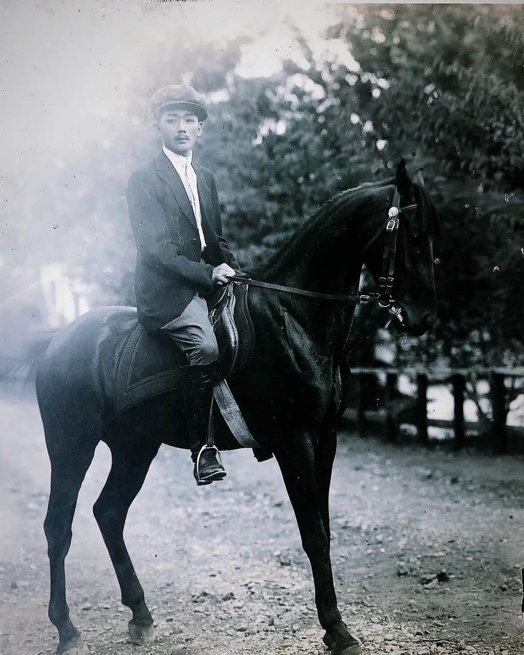 白澤貴子さんのインスタグラム写真 - (白澤貴子Instagram)「Finally my cousin found the photos of my great-grand father with his horse.  乗馬を始めた理由をよく聞かれるのですが、実は２つあり、最初のきっかけは曽祖父。  競馬馬と乗馬馬を共に所有していた彼が凛とした姿で騎乗している写真を物心ついた頃から何度も眺めているうち、いつしか馬に乗ることが夢に。  母を説得してクラブに行ってみたものの、まだ120cmほどの背丈だった私には想像以上に馬の顔が大きく、怖くなって断念することとなるのですが🤭  大人になって乗馬にきちんと取り組み始めてからもう一度曽祖父の写真を見たくなり探してみたら、あれだけたくさんあったはずの写真がまったく見つからず…。  親戚にもお願いして大捜索していたところ、遂に見つけた！と先週従姉妹から連絡が…  あの頃によく見ていた写真ではなかったものの、自分のルーツを目視で再確認できて嬉しい。  ひいおじいちゃん、私を馬の世界に導いてくれてありがとう！  #_tahco_et_cheval」10月1日 21時29分 - takakoshirasawa