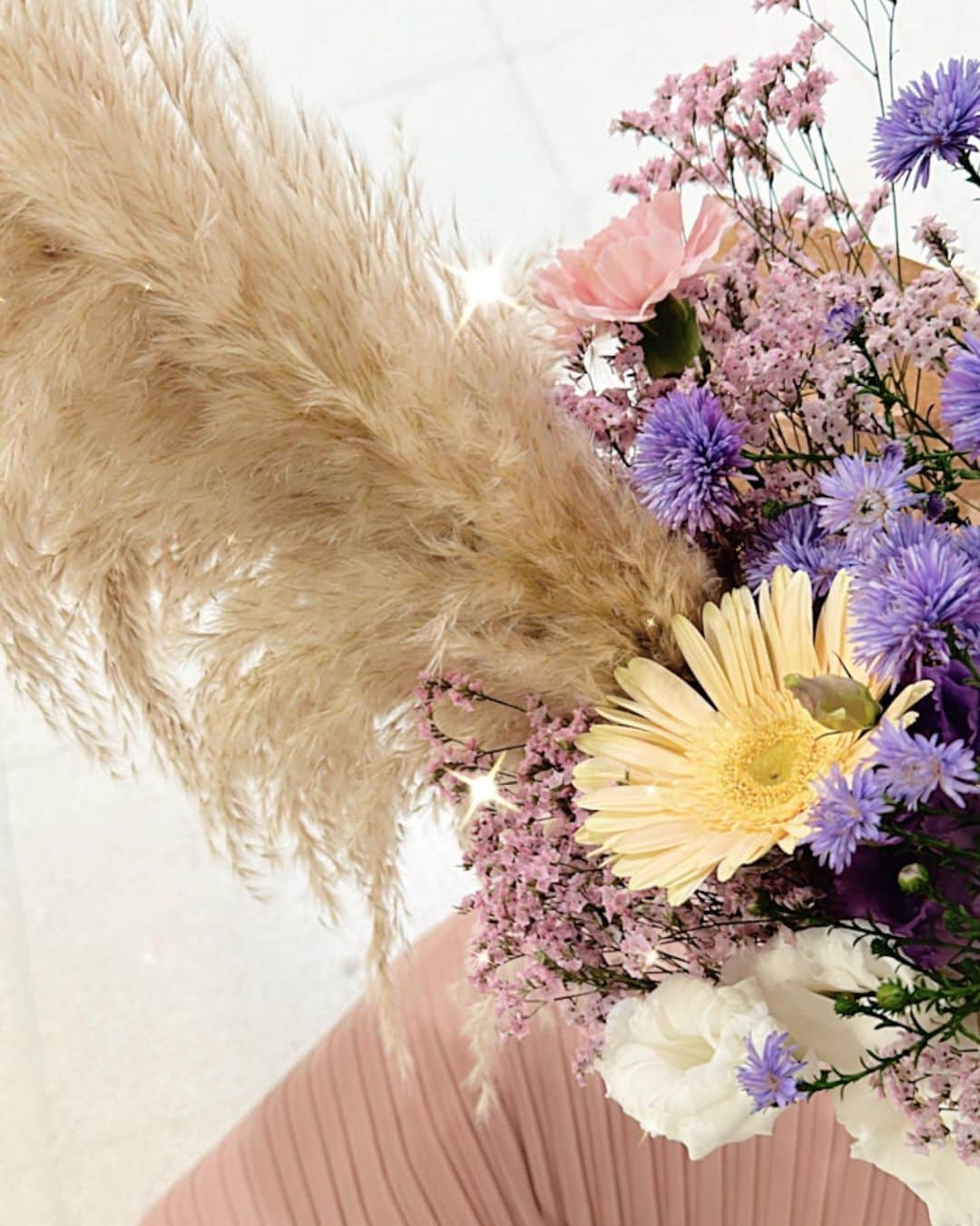板橋瑠美のインスタグラム：「意味のあるすごく貴重なお花💐  日頃生きていく中でたくさんの事があり、何でもうまくいかないときだってありますよね  どんなことにも意味があると思ってます！^ ^ どんなことにもサインがあるからそこに気がつくことができる人が、 きっと成長できるし、きっと幸せになれる♡  自分と向き合わないで逃げてもなんの成長にもならないから、大事なのはちゃんと自分の短所を認めて、改める事^ ^  そして今の環境がどれだけありがたいことか、ただ命があるだけでもどれだけ幸せなことなのか♡♡^ ^  生まれたことに感謝💕  今日も温かいご飯が食べられてお風呂に入れて布団に入れるだけで本当幸せなんだけど♡♡♡😩  もう家のベッドで大の字で寝れる幸せが1番夜感じるなぁ♡  明日は早いから今日は早く寝ます♡  明日も皆さんも、私も笑顔な1日を過ごせますように❤️」