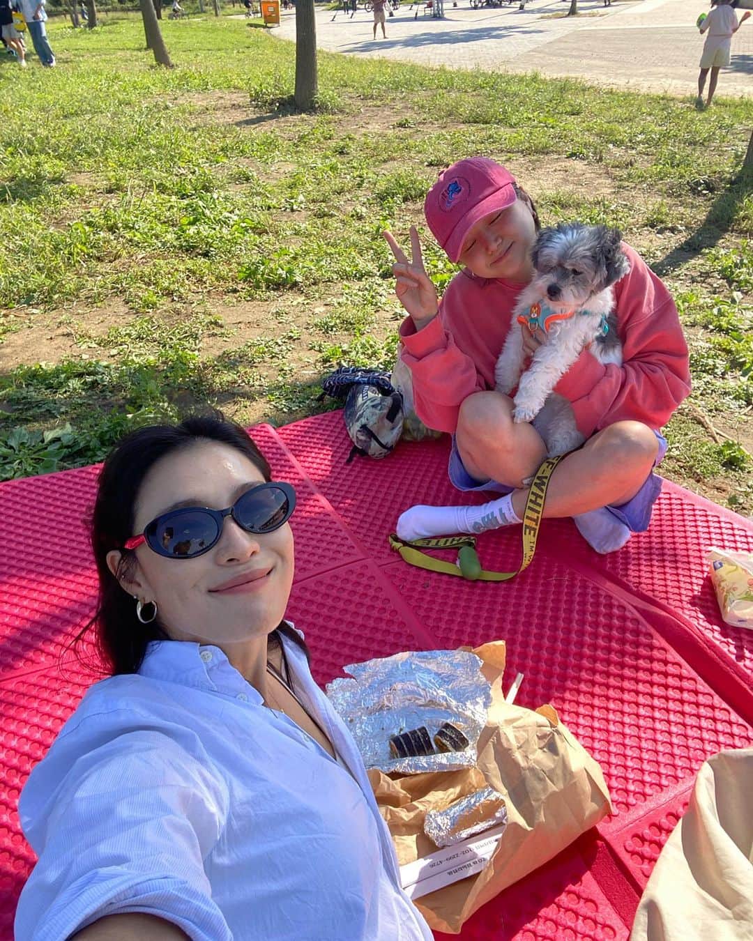 カヒ さんのインスタグラム写真 - (カヒ Instagram)「예배후 오랜만에 간 한강은 참 따듯했다 많은 사람들중 작은 소품들을 챙겨와서 피크닉을 즐기는 귀여운 커플들이 참 보기 좋았고 한강에서 지칠줄 모르는 두아들은 집에 오는길 뻗어 주무셨다 ㅎ 행복이 뭐 별거 있냐 하루하루 최선을 다해서 사랑하고 먹고 놀고 뭐 그런거지 ㅋ   #연휴끝나가니그만먹자 #아아직이틀남았네 😜」10月1日 21時30分 - kahi_korea