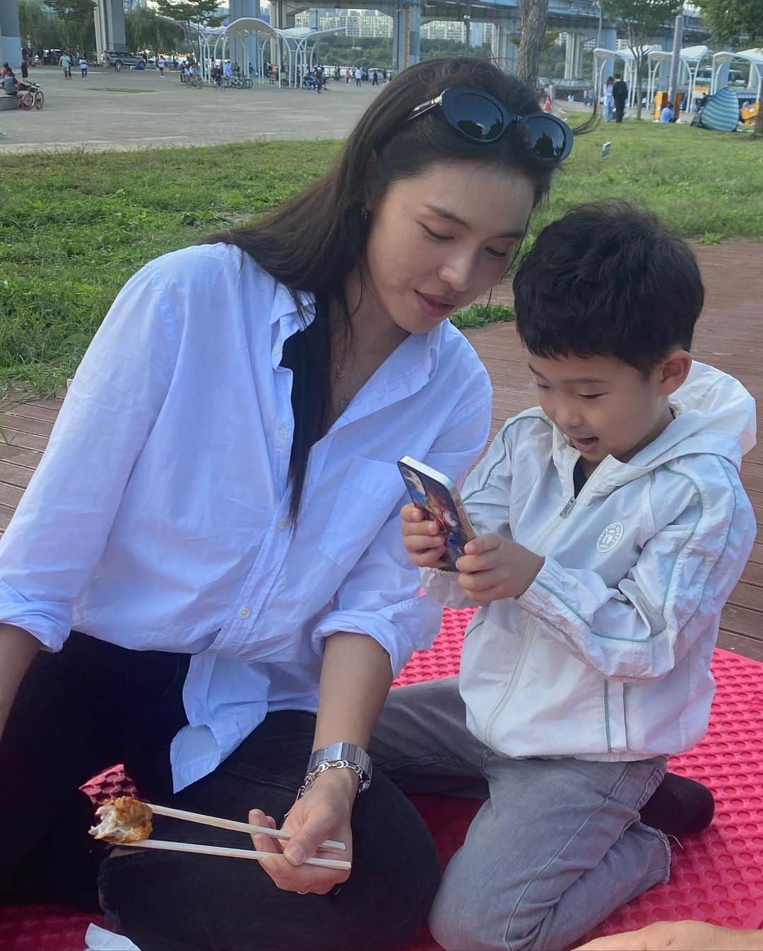 カヒ さんのインスタグラム写真 - (カヒ Instagram)「예배후 오랜만에 간 한강은 참 따듯했다 많은 사람들중 작은 소품들을 챙겨와서 피크닉을 즐기는 귀여운 커플들이 참 보기 좋았고 한강에서 지칠줄 모르는 두아들은 집에 오는길 뻗어 주무셨다 ㅎ 행복이 뭐 별거 있냐 하루하루 최선을 다해서 사랑하고 먹고 놀고 뭐 그런거지 ㅋ   #연휴끝나가니그만먹자 #아아직이틀남았네 😜」10月1日 21時30分 - kahi_korea