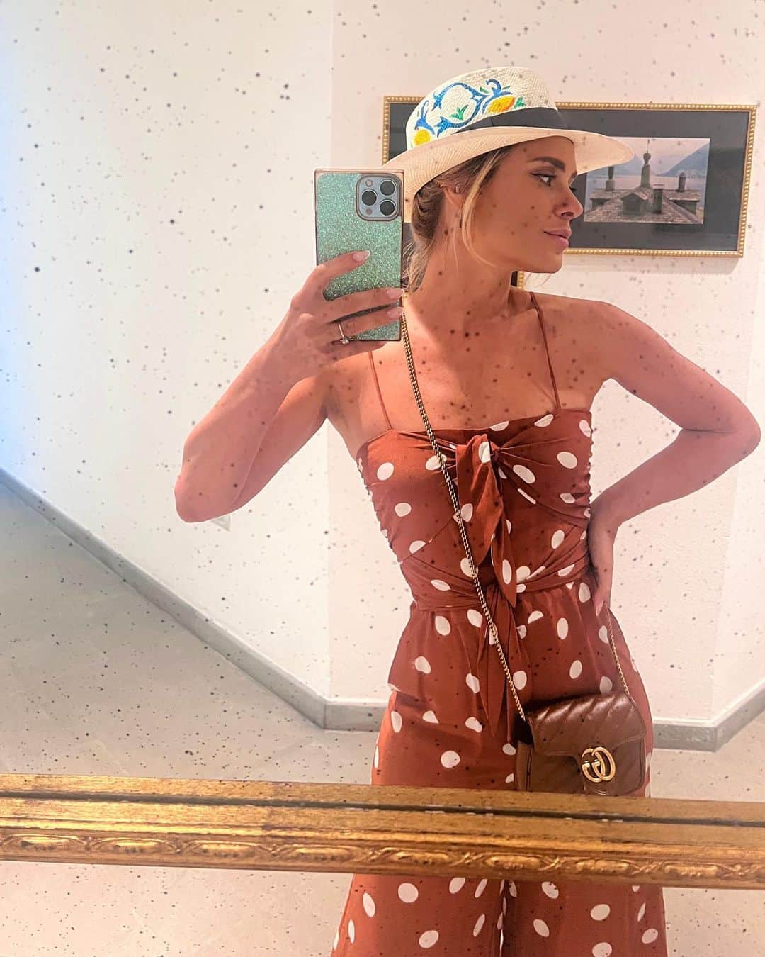 カロライナディークマンのインスタグラム：「só porque eu já saí da italia mas a italia ainda não saiu de mim…  ou  sequência de selfies  na tentativa de gostar de todas… kkkkkkkkk  and  #nofilter」