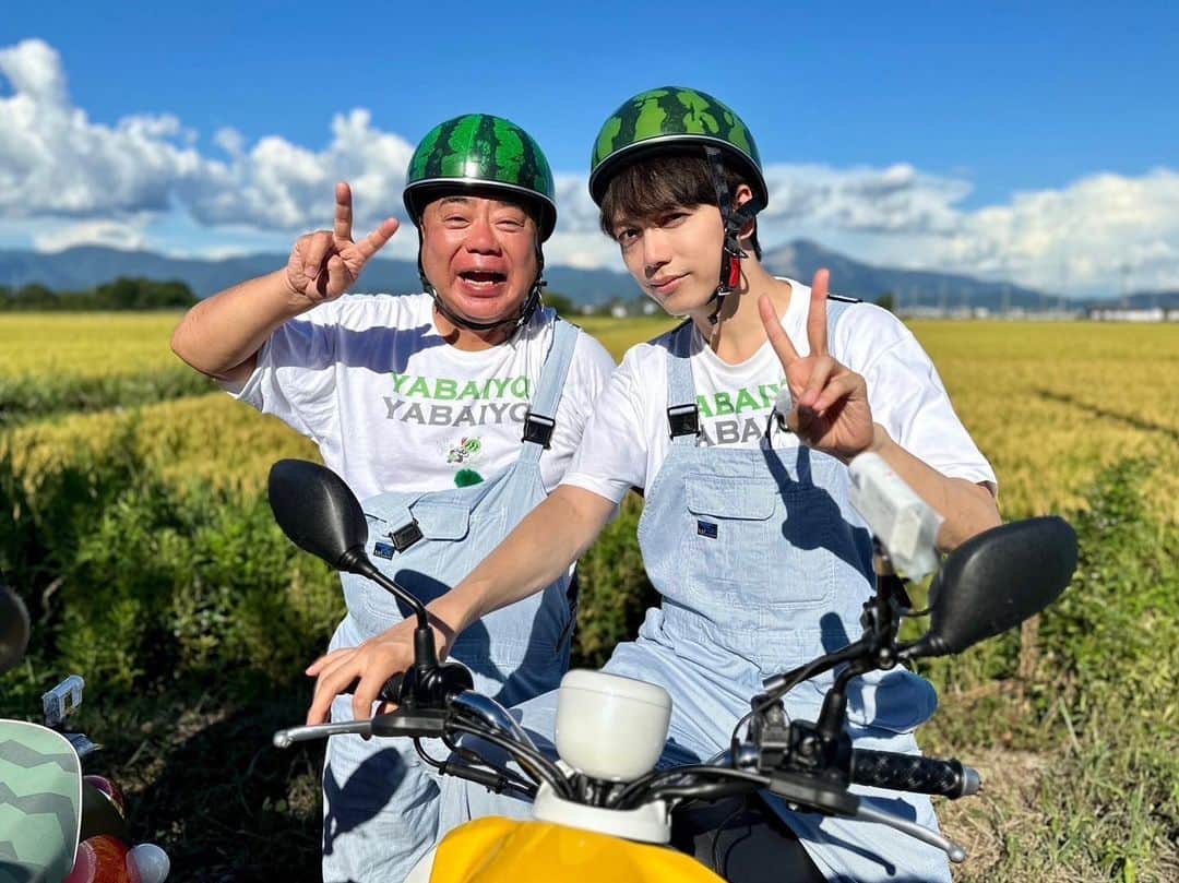 山崎育三郎のインスタグラム：「. 出川さん、ありがとうございましたー！！！  暑過ぎて過酷なロケだったけど、久しぶりの原付。  最高に楽しかった^ - ^  見逃し配信はTVerにて10月7日(土)まで配信中です！！  #出川哲郎の充電させてもらえませんか  #充電旅  #出川哲郎  #山崎育三郎」