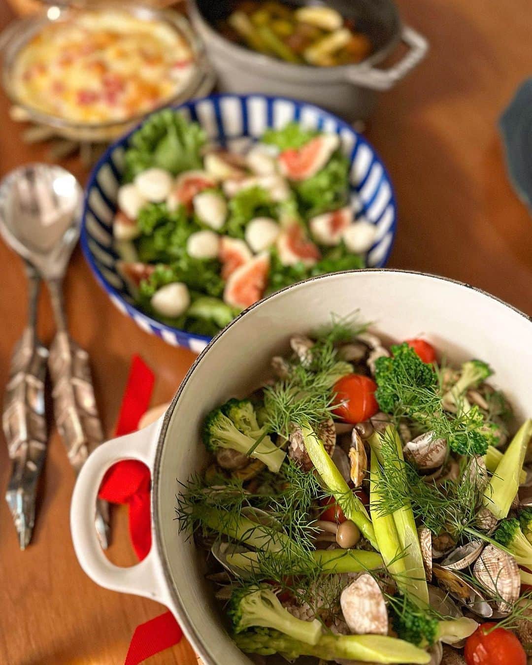 のインスタグラム：「・ 今晩の献立。 👨💬野菜たっぷりがいい 👧💬おさかながいい とのことで、 🐟野菜たっぷりのアクアパッツァ 🧀ベーコンとポテトのクリームグラタン 🍄マッシュルームとズッキーニのアヒージョ 🥗いちじくとモッツァレラのサラダをバルサミコで 〆はアクアパッツァのスープでリゾットに。  でした🙏 娘も野菜モリモリ食べてくれたレシピでした💪🏻 ワンオペからのドタバタだったので、 大した調理のいらないものばかりです😂 アクアパッツァは切ってほりこんで火にかけるのみ、 グラタンはホワイトソースを冷凍してたので楽ちん、 アヒージョも、炒め物にするつもりが、油はねるのも味付けも面倒なゆえ😂 サラダは切ってちぎっただけ💬  #mihodishes」